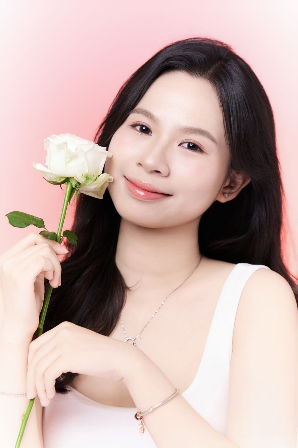 một gam hồng, một nụ cười — khung hình 4
