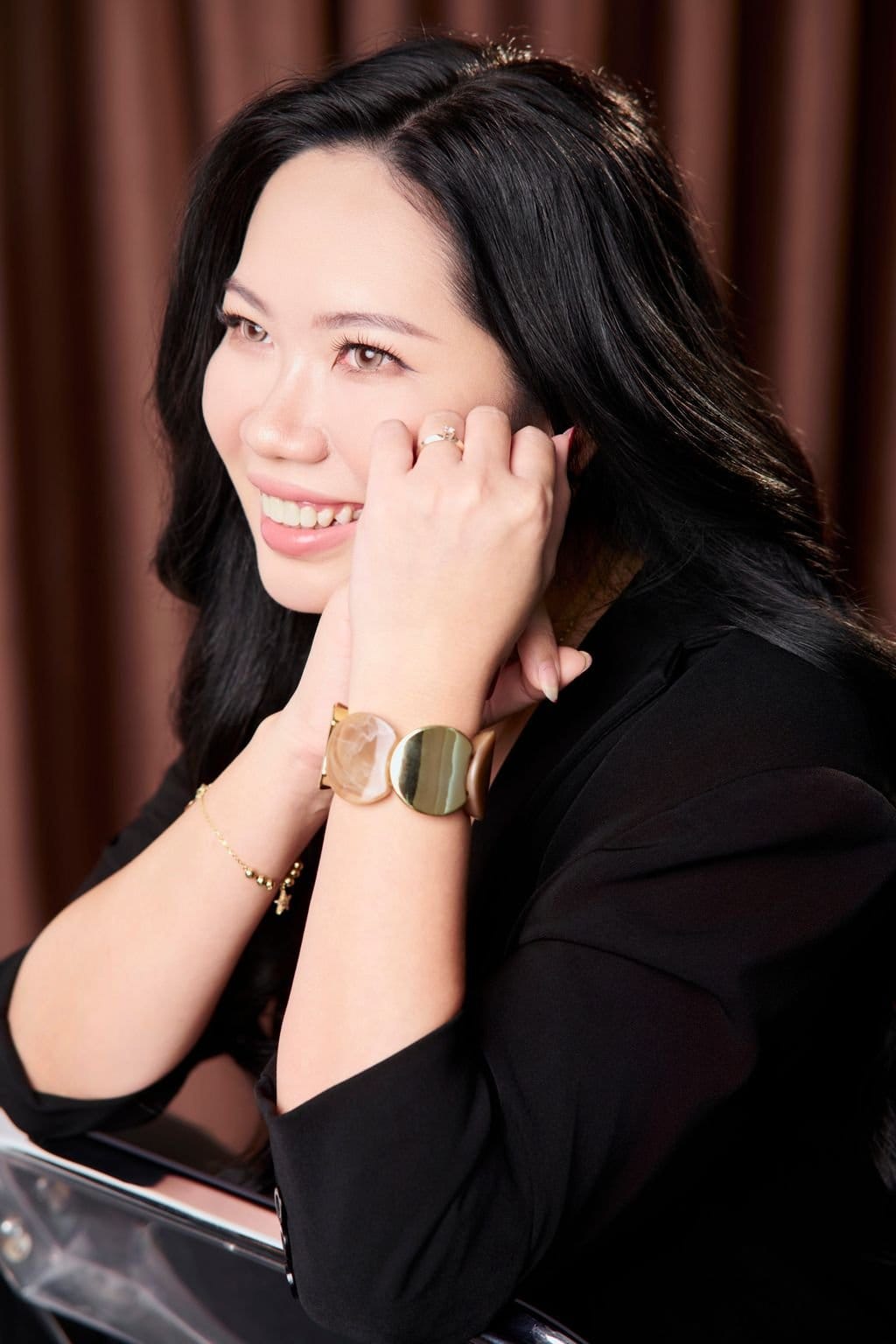 một gam nâu, một nụ cười — khung hình 2
