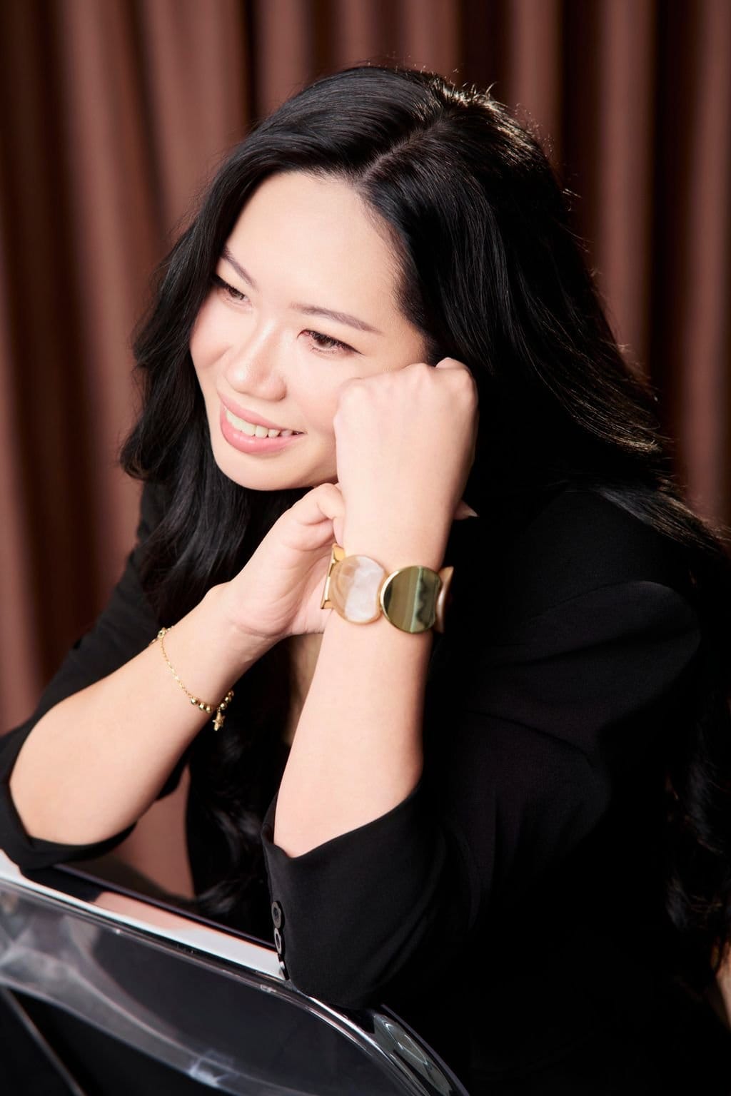 một gam nâu, một nụ cười — khung hình 3