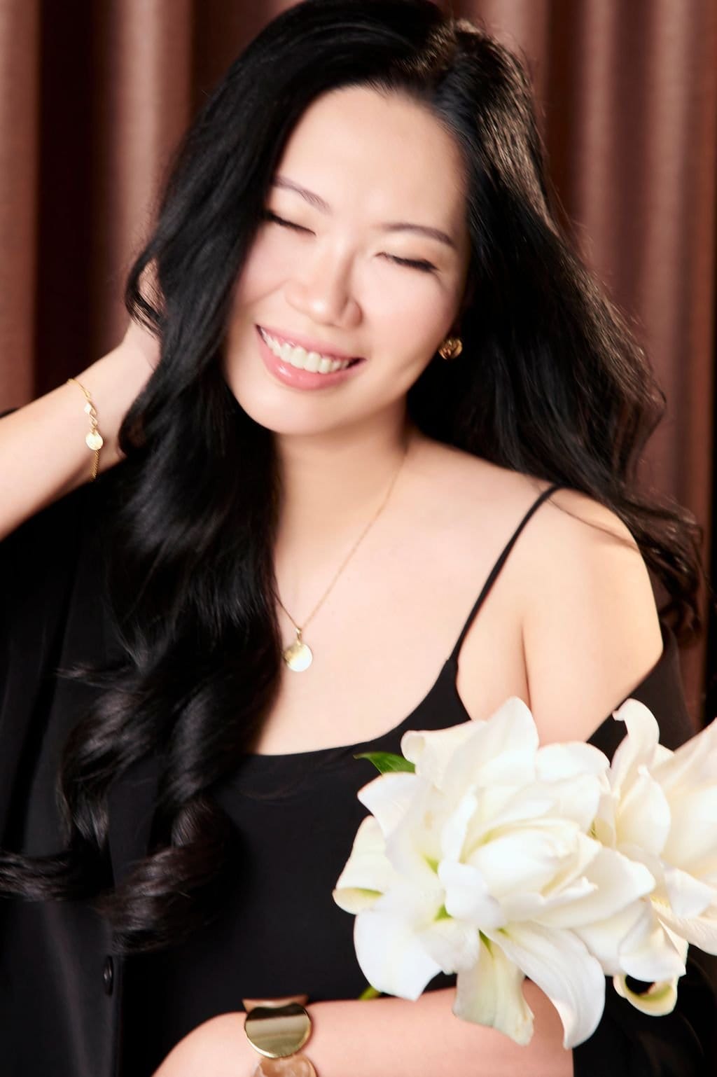 một gam nâu, một nụ cười — khung hình 7