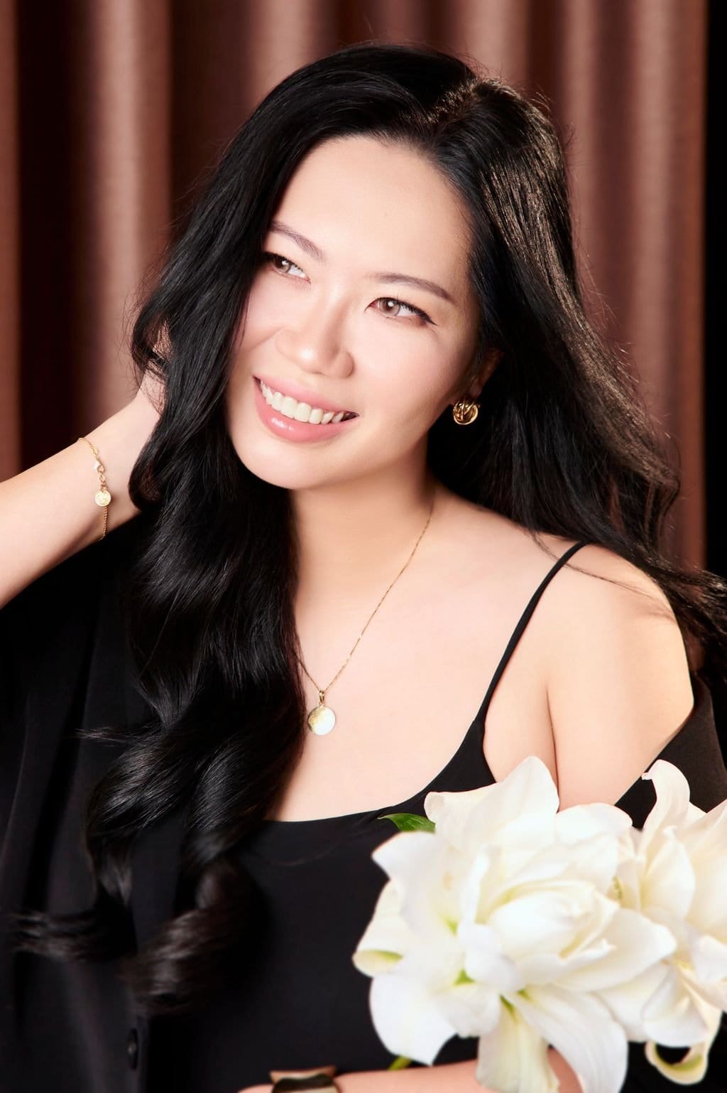 một gam nâu, một nụ cười — khung hình 8