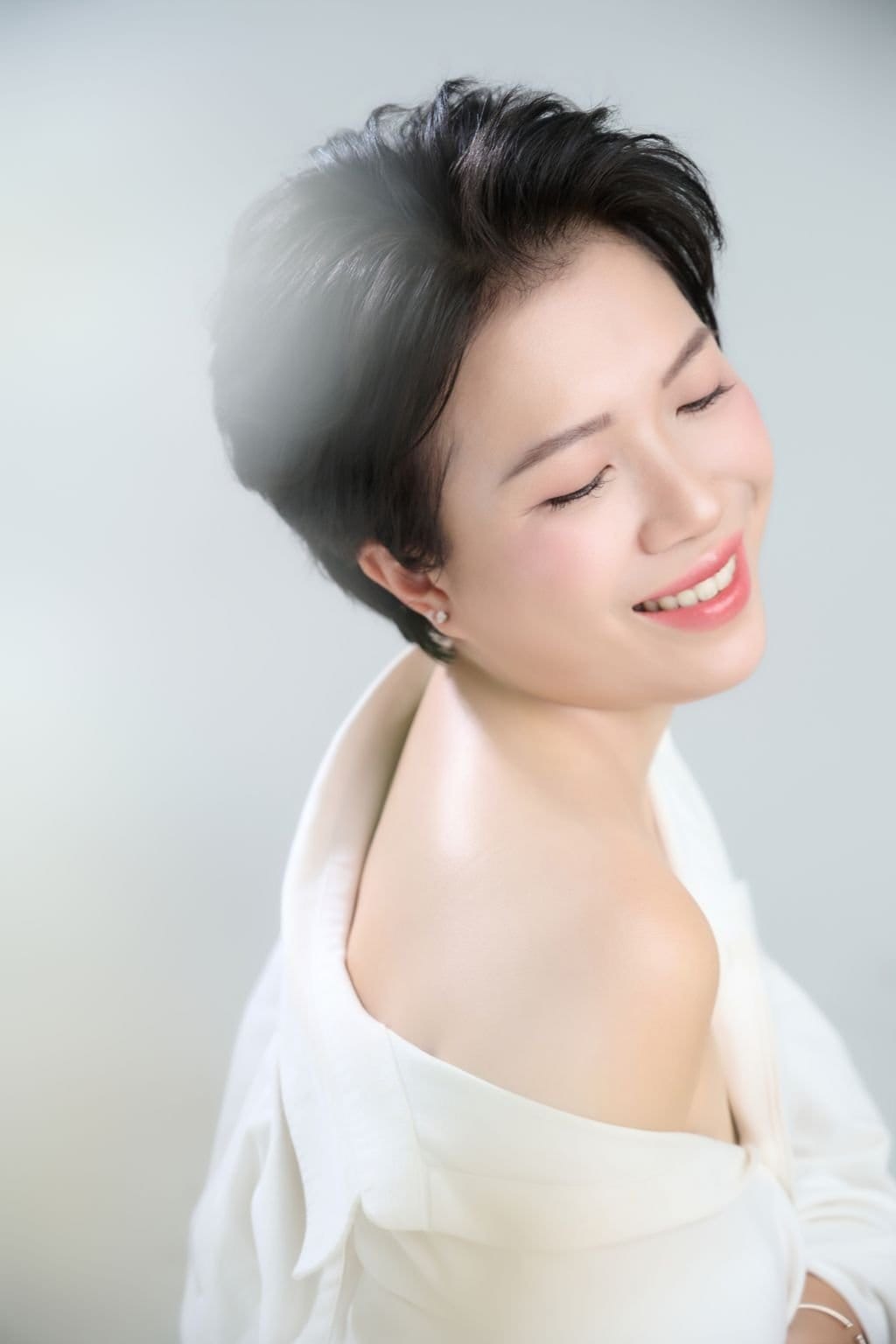 một phần tóc giữ lại, một phần mình bước qua — khung hình 5