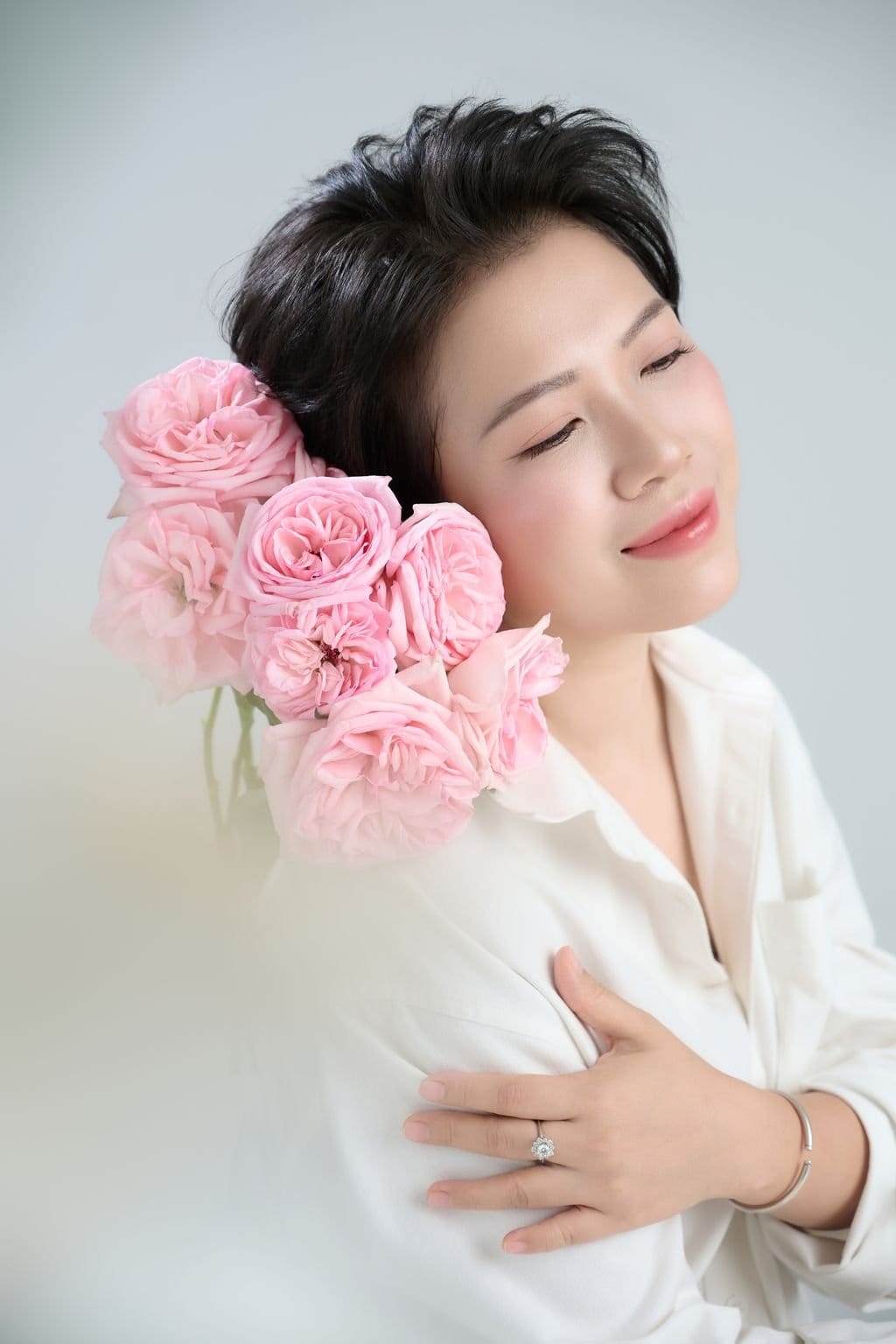 một phần tóc giữ lại, một phần mình bước qua — khung hình 6