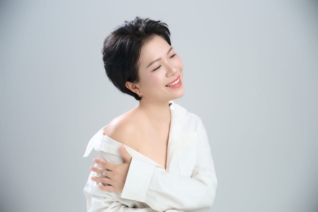 một phần tóc giữ lại, một phần mình bước qua — khung hình 7