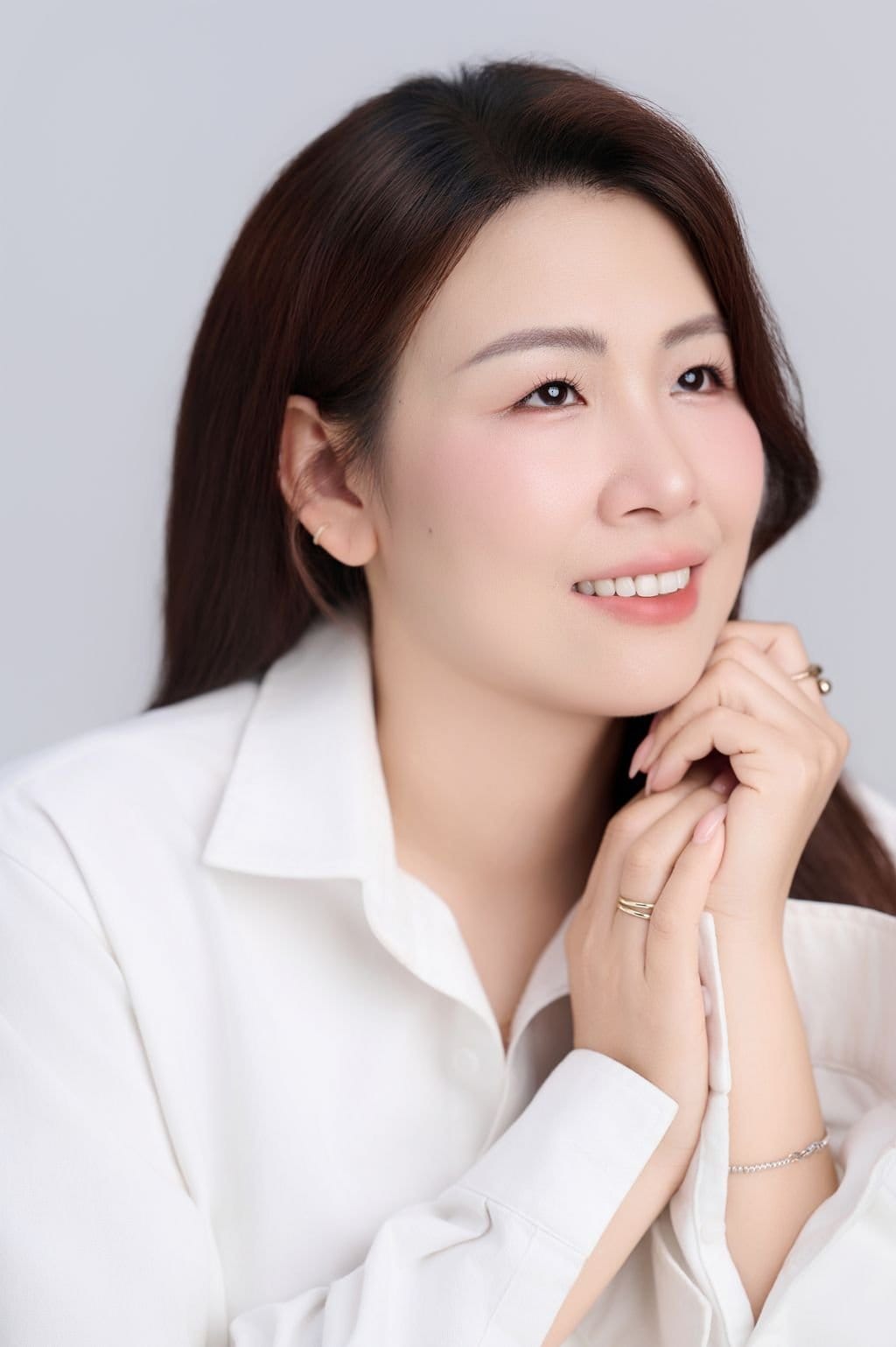 một góc nghiêng, một nụ cười — khung hình 1