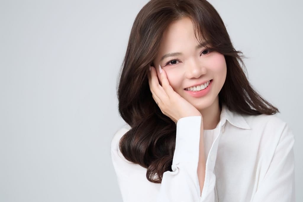 vai áo giữ lại nắng thu — khung hình 1