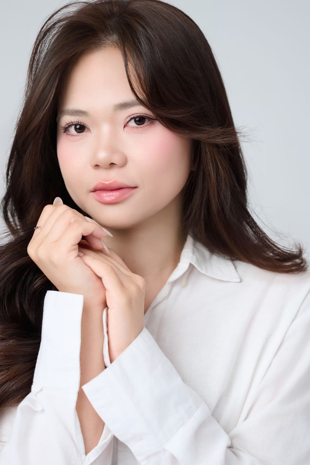 vai áo giữ lại nắng thu — khung hình 2