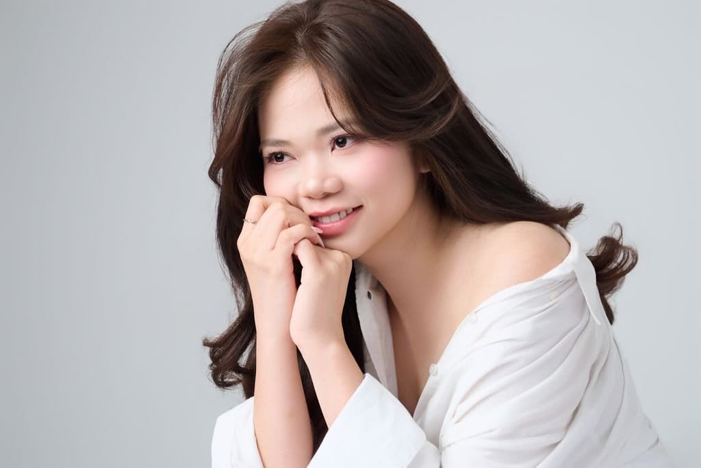 vai áo giữ lại nắng thu — khung hình 3