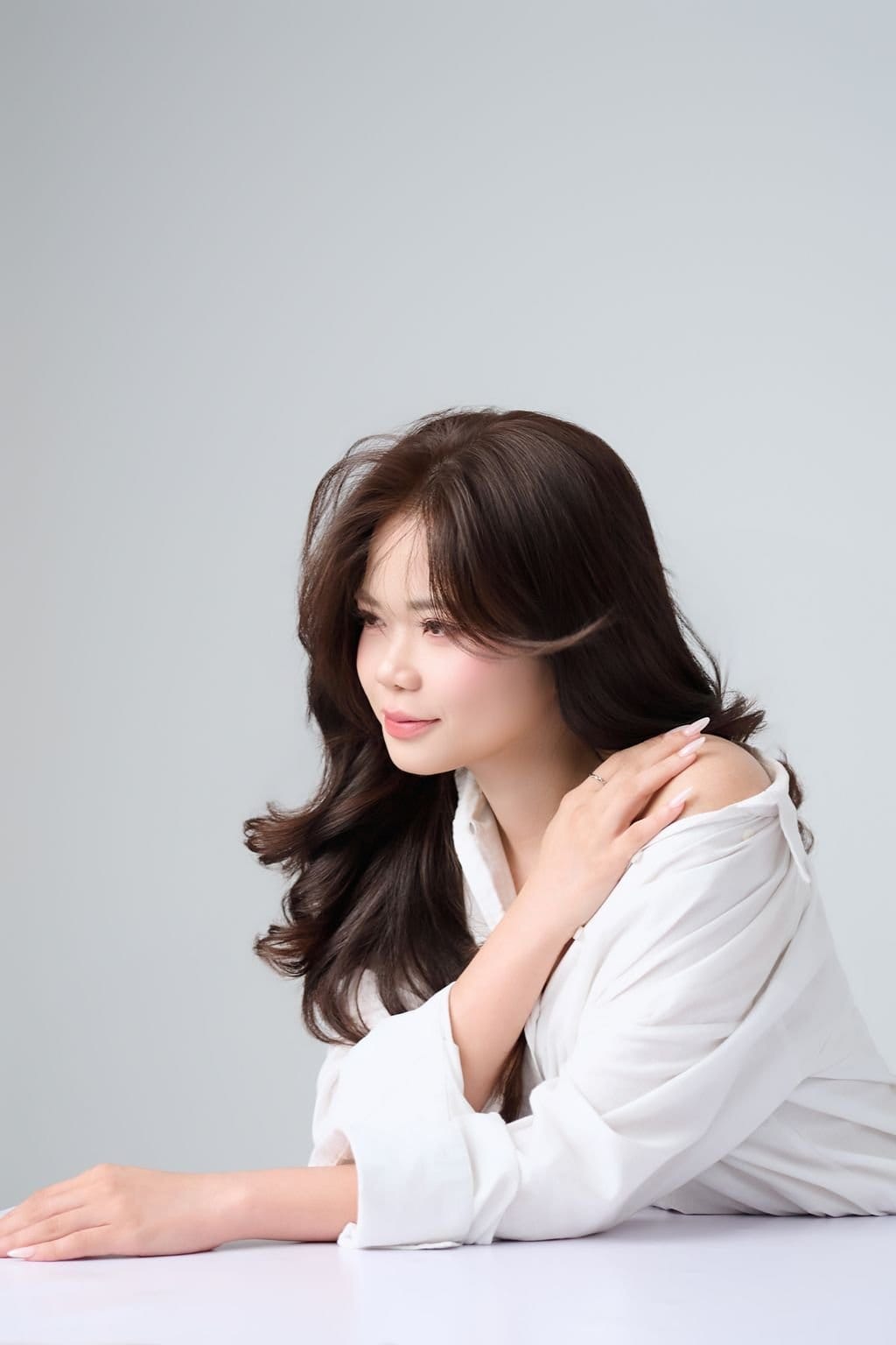 vai áo giữ lại nắng thu — khung hình 4