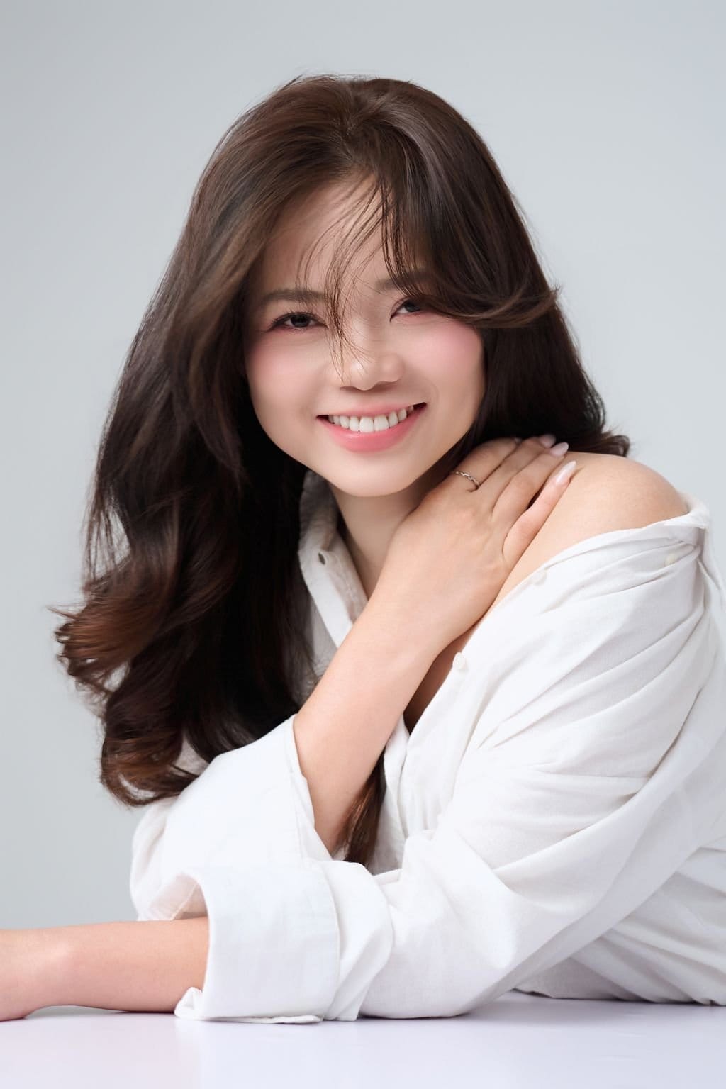 vai áo giữ lại nắng thu — khung hình 5