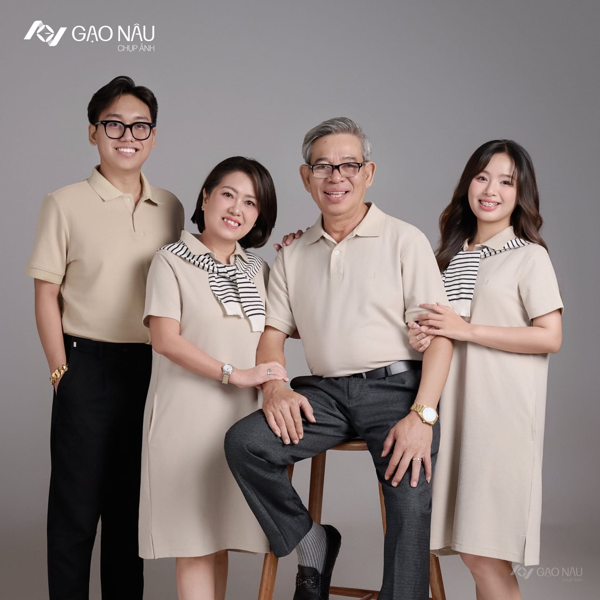 Cô lễ tân. Hôm nay là khách. — khung hình 1