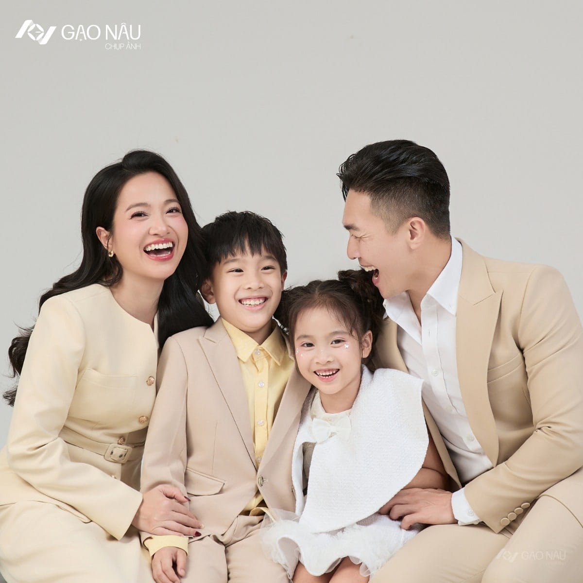 Một hôm, cả nhà ngồi cạnh nhau — khung hình 1