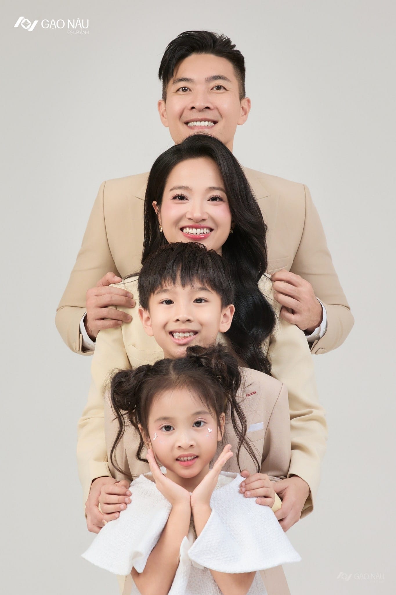 Một hôm, cả nhà ngồi cạnh nhau — khung hình 2