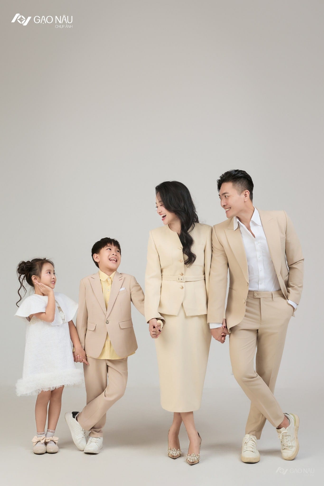 Một hôm, cả nhà ngồi cạnh nhau — khung hình 3