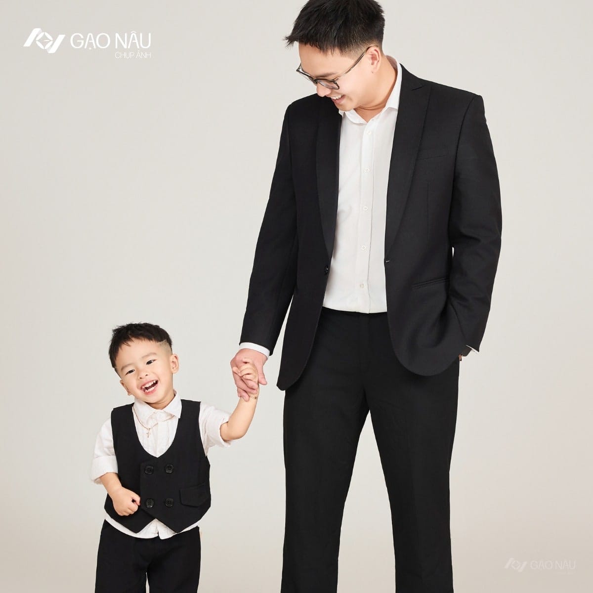 Một hôm, cả nhà ngồi cạnh nhau — khung hình 4