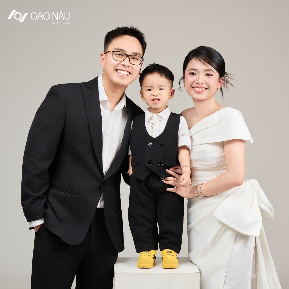 Một hôm, cả nhà ngồi cạnh nhau — khung hình 5