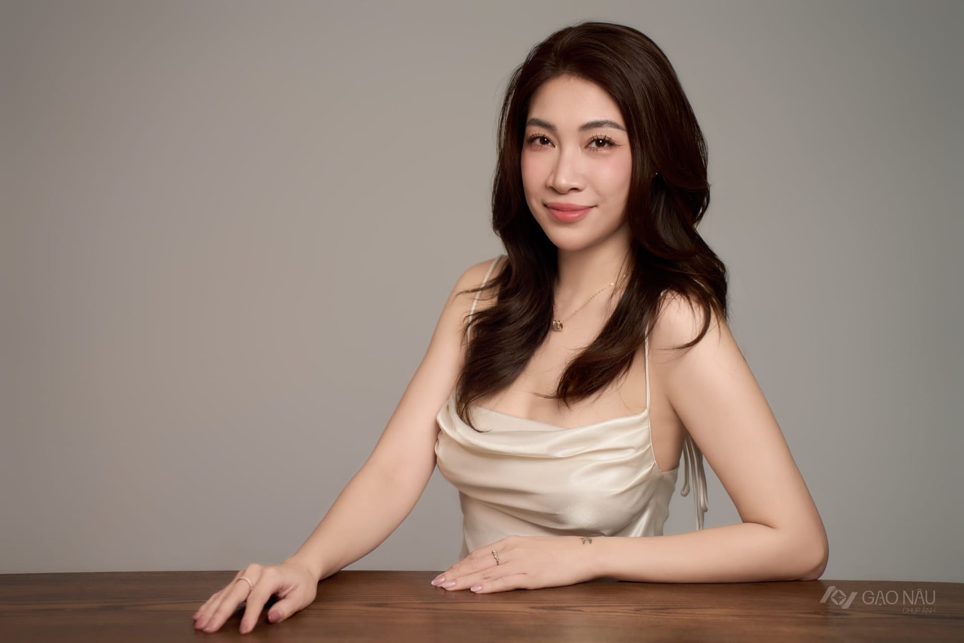 Mười năm mặc rực rỡ. Hôm ấy mặc bóng tối, lần đầu thấy vừa. — khung hình 1