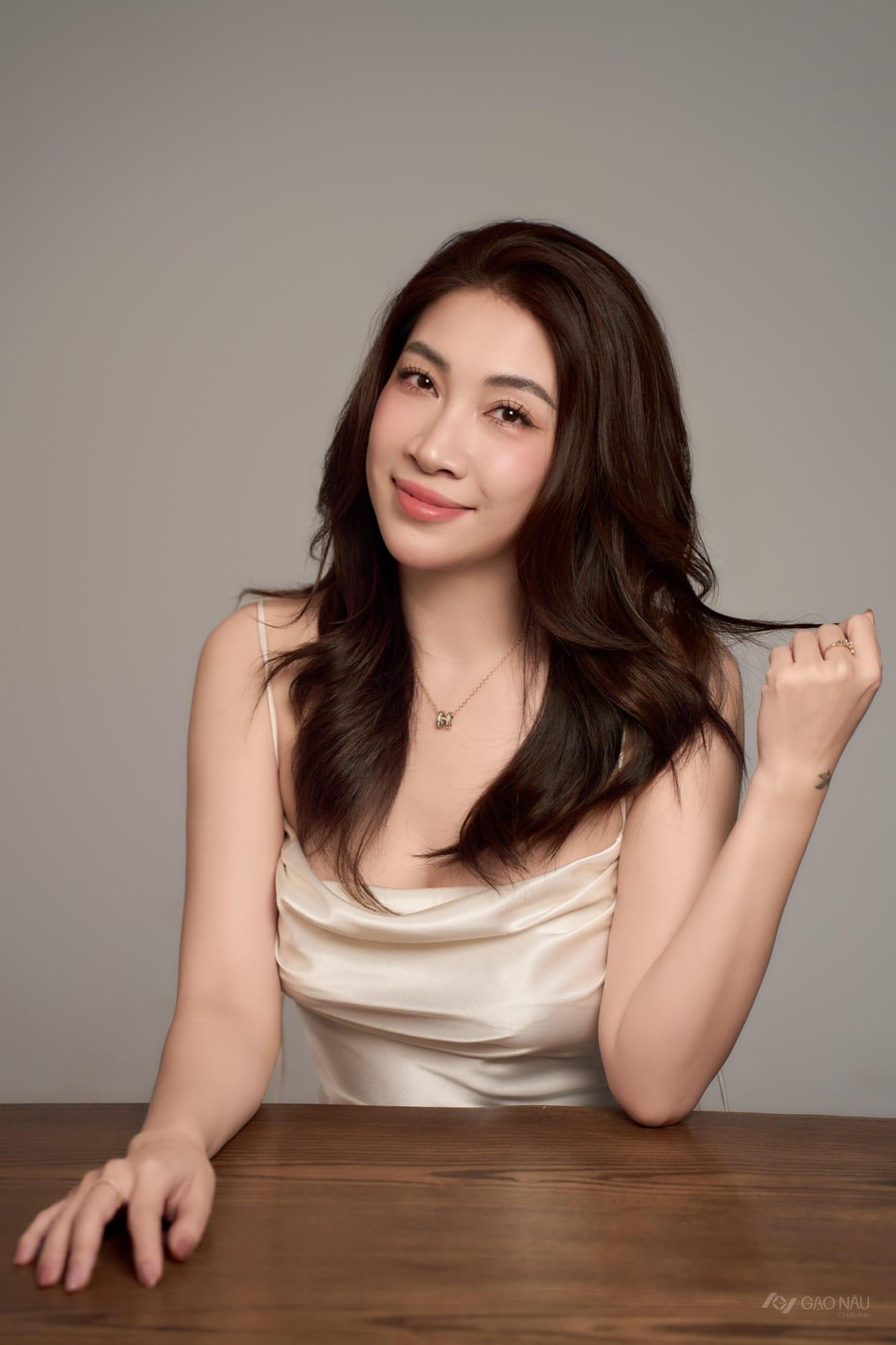 Mười năm mặc rực rỡ. Hôm ấy mặc bóng tối, lần đầu thấy vừa. — khung hình 2