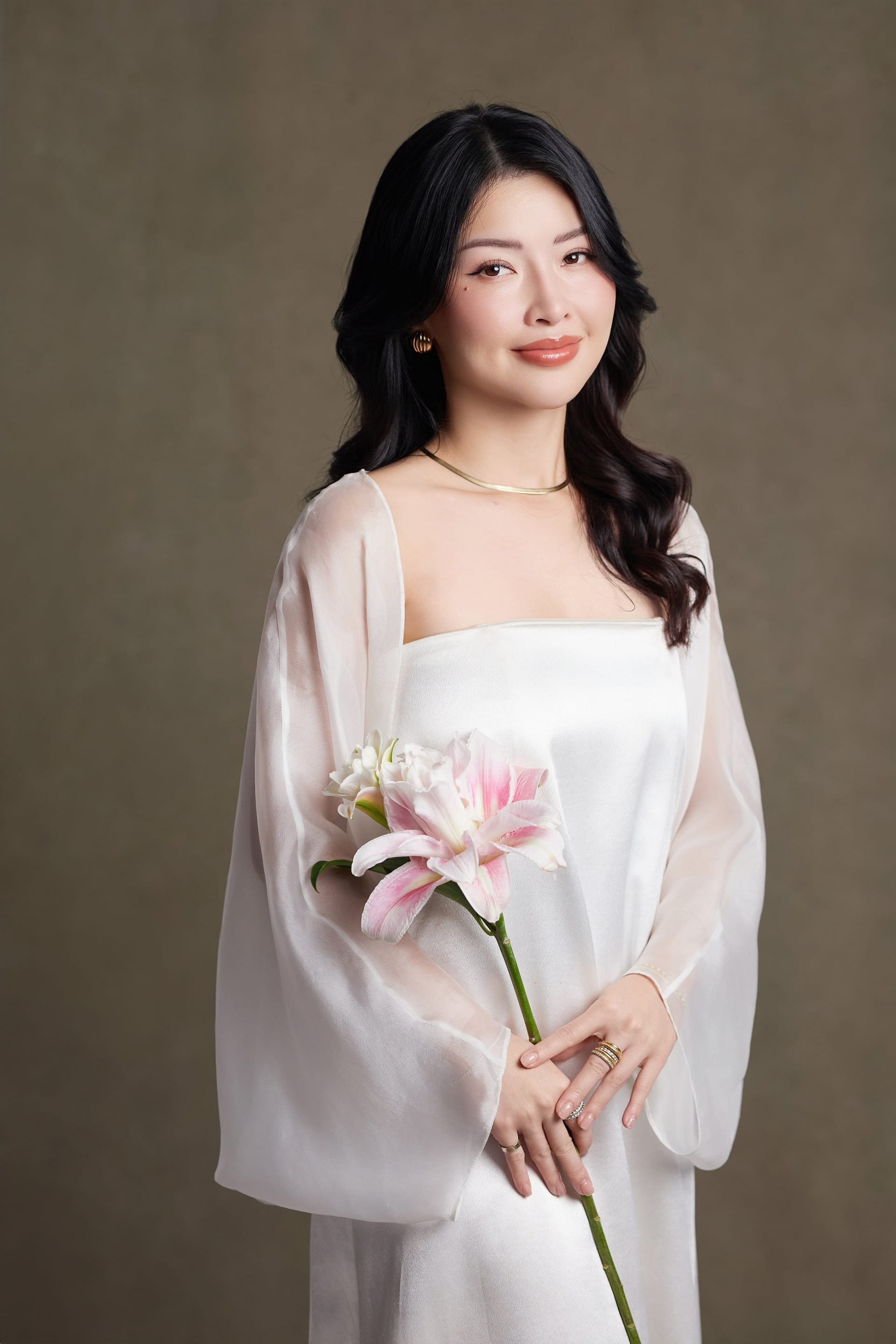 Bên cạnh một bàn tay nhỏ — khung hình 1