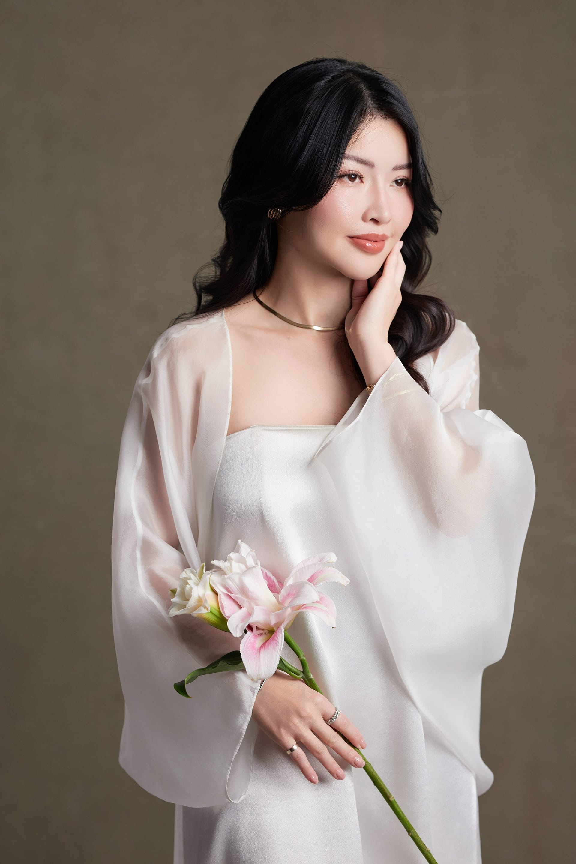 Bên cạnh một bàn tay nhỏ — khung hình 2