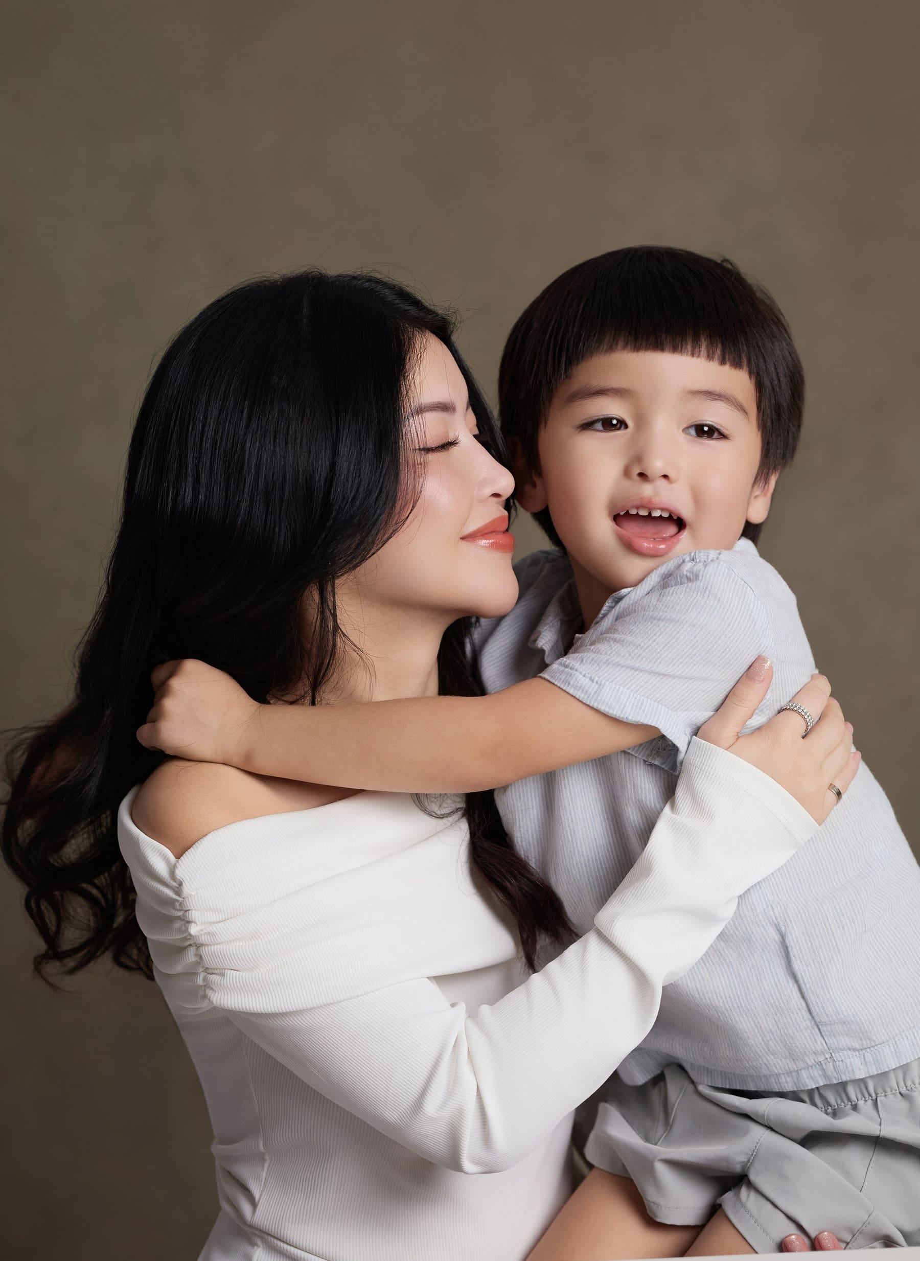 Bên cạnh một bàn tay nhỏ — khung hình 5
