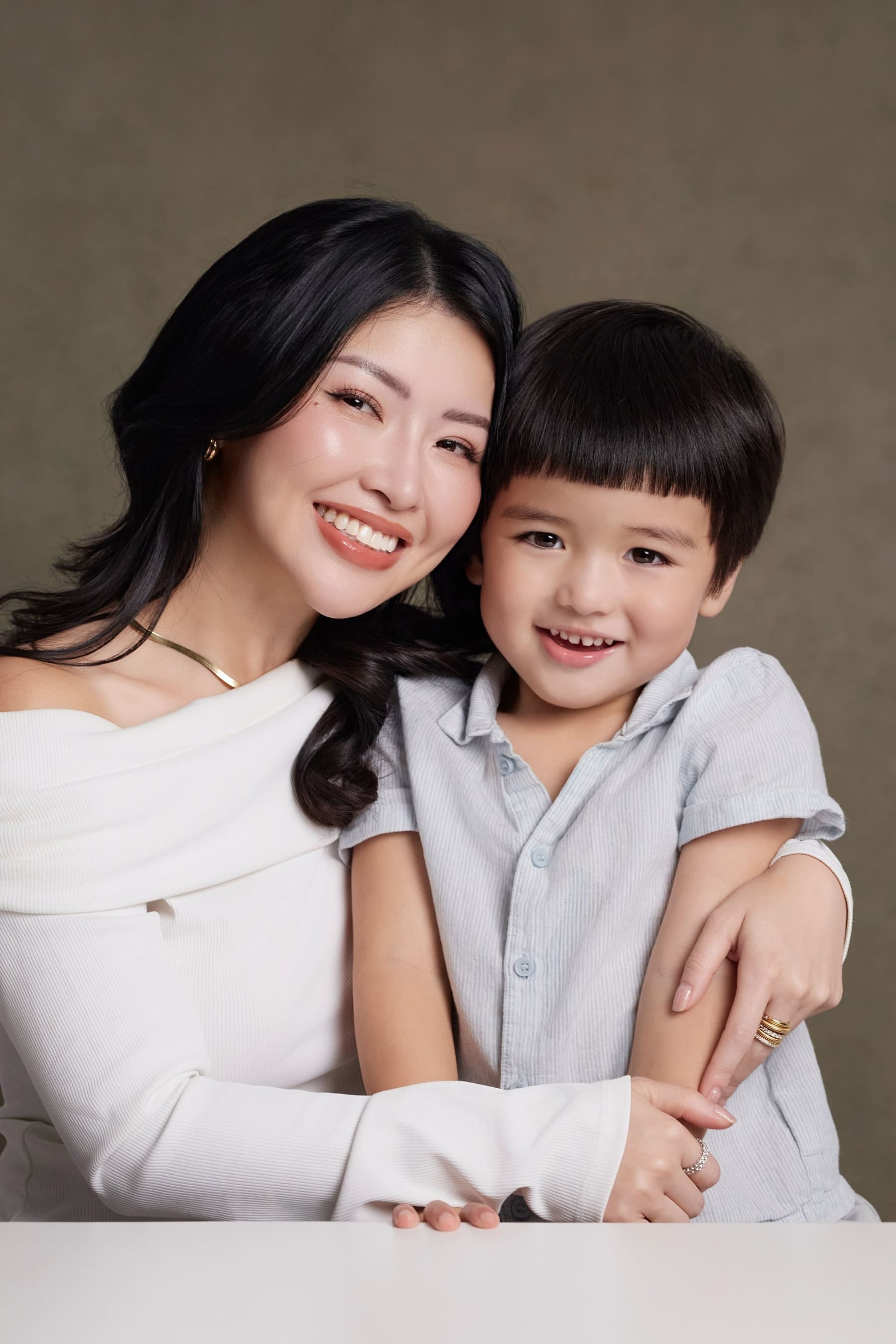Bên cạnh một bàn tay nhỏ — khung hình 6