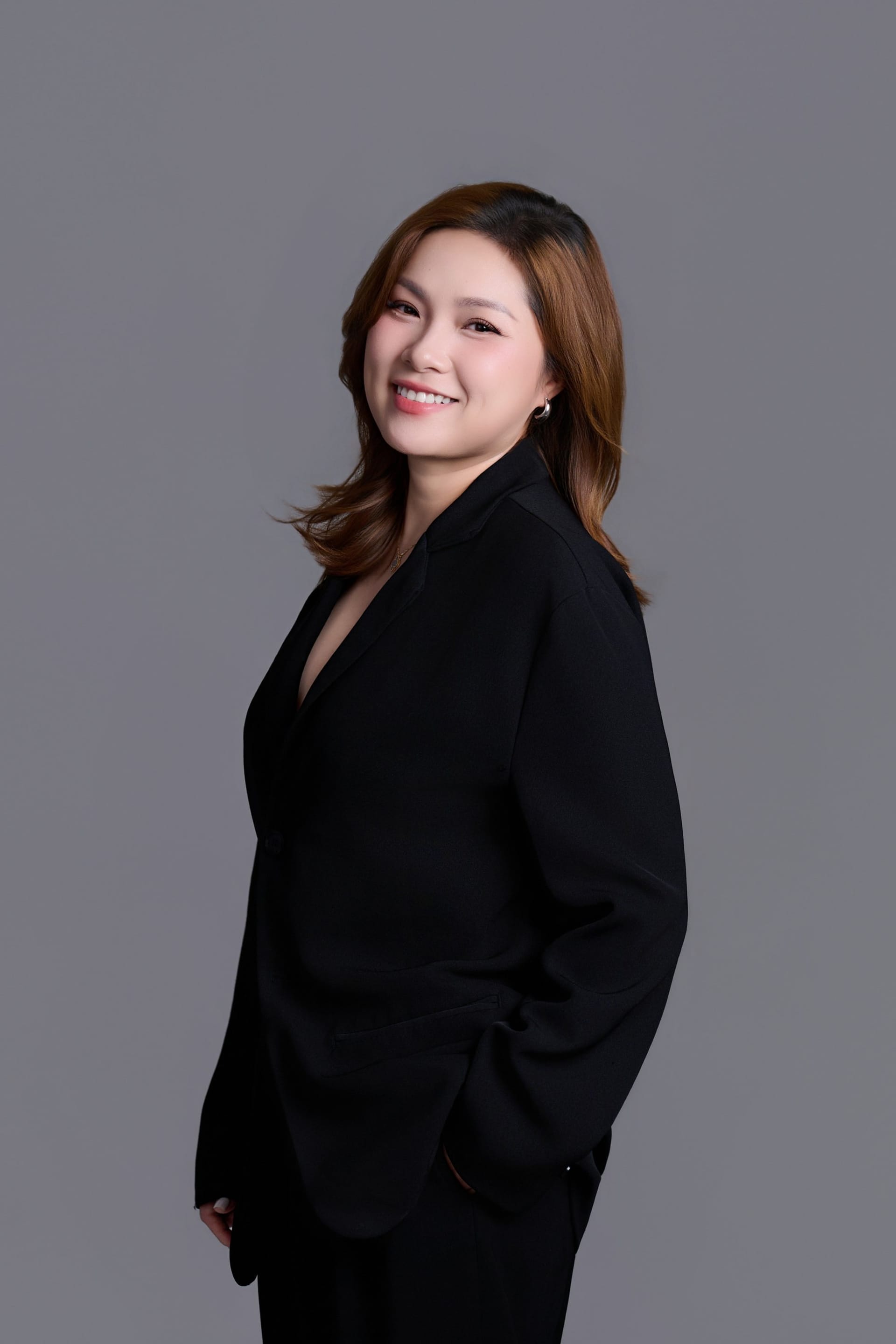 Bó hoa hồng trắng tự tay mua trên đường về — khung hình 1