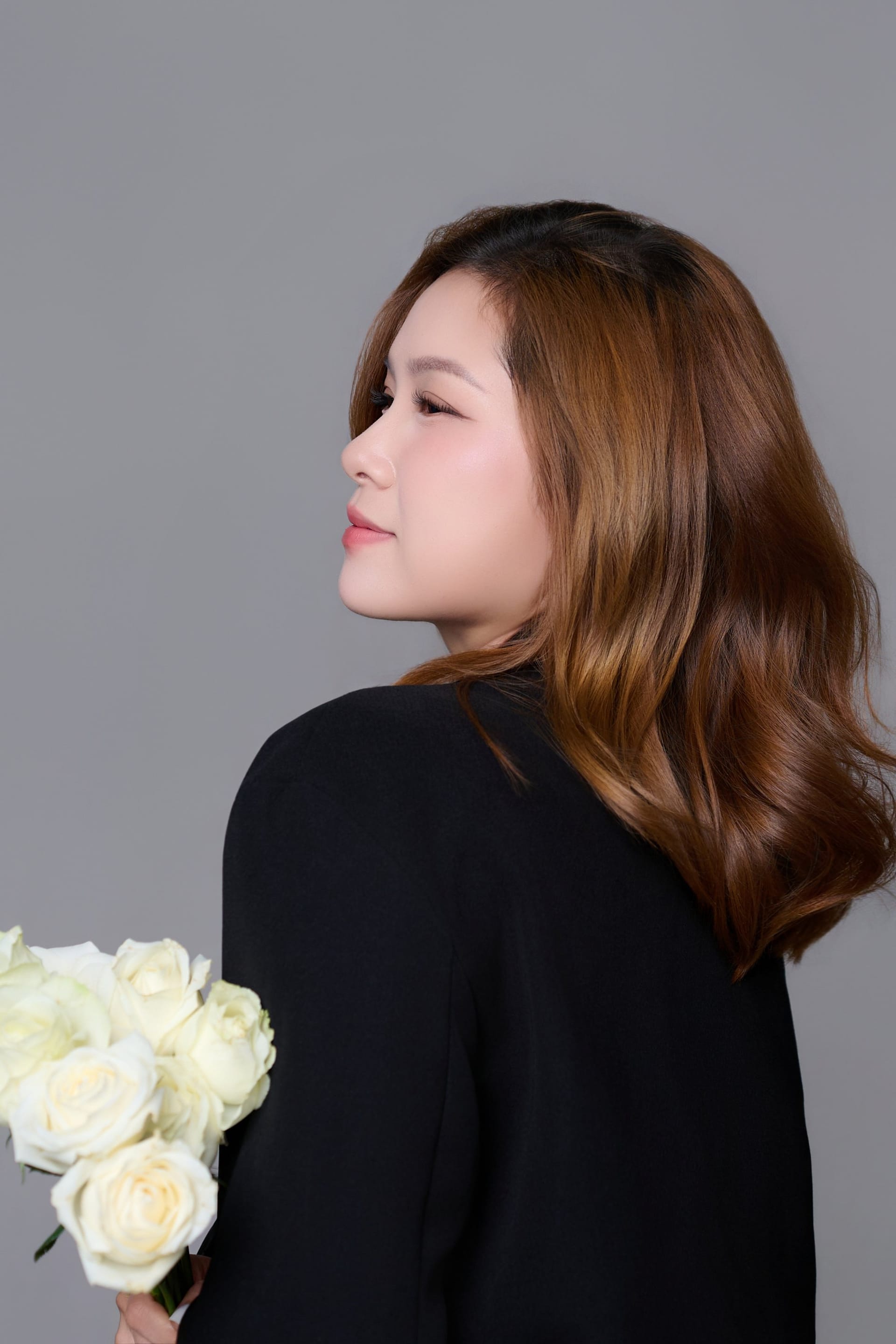 Bó hoa hồng trắng tự tay mua trên đường về — khung hình 3