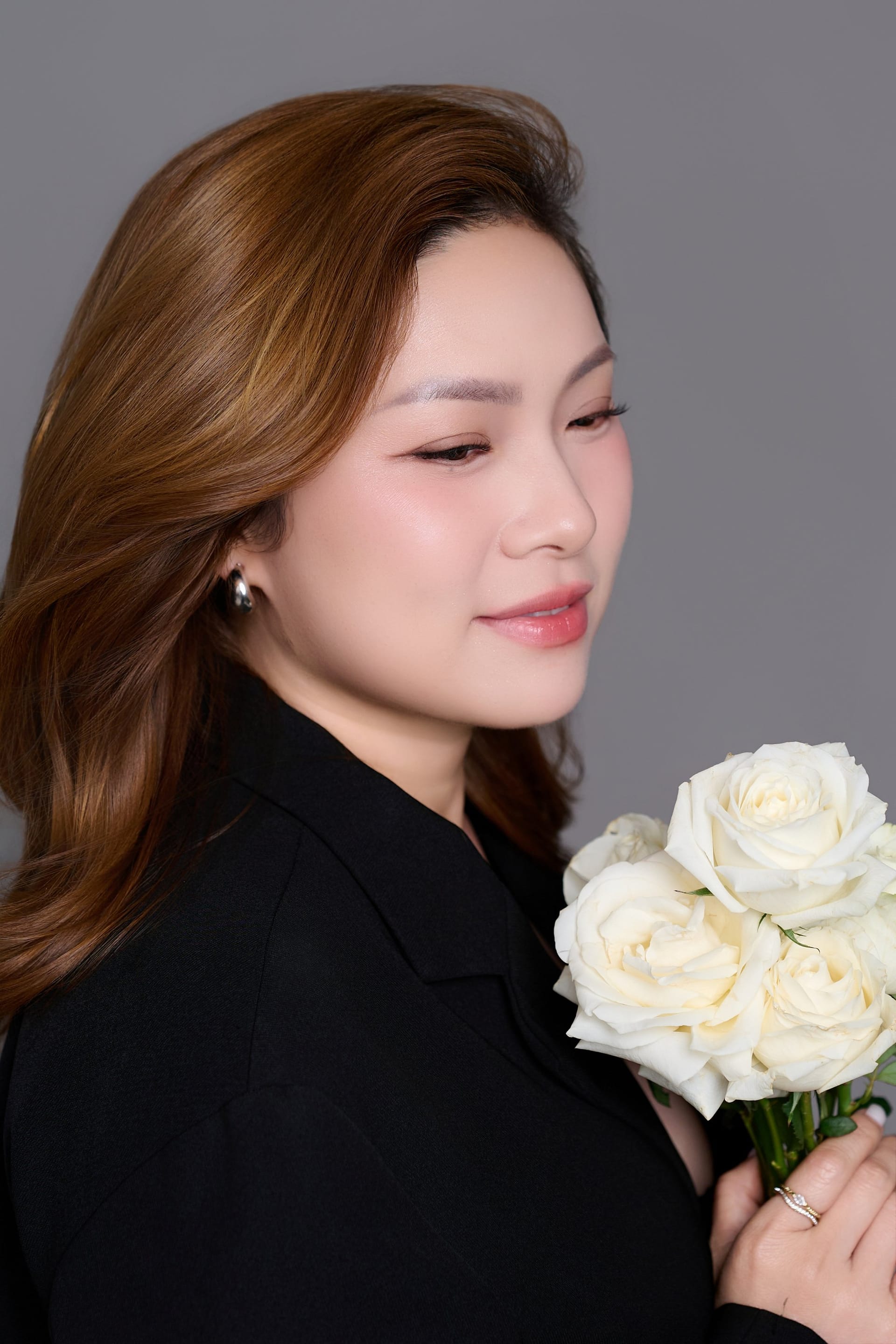 Bó hoa hồng trắng tự tay mua trên đường về — khung hình 6