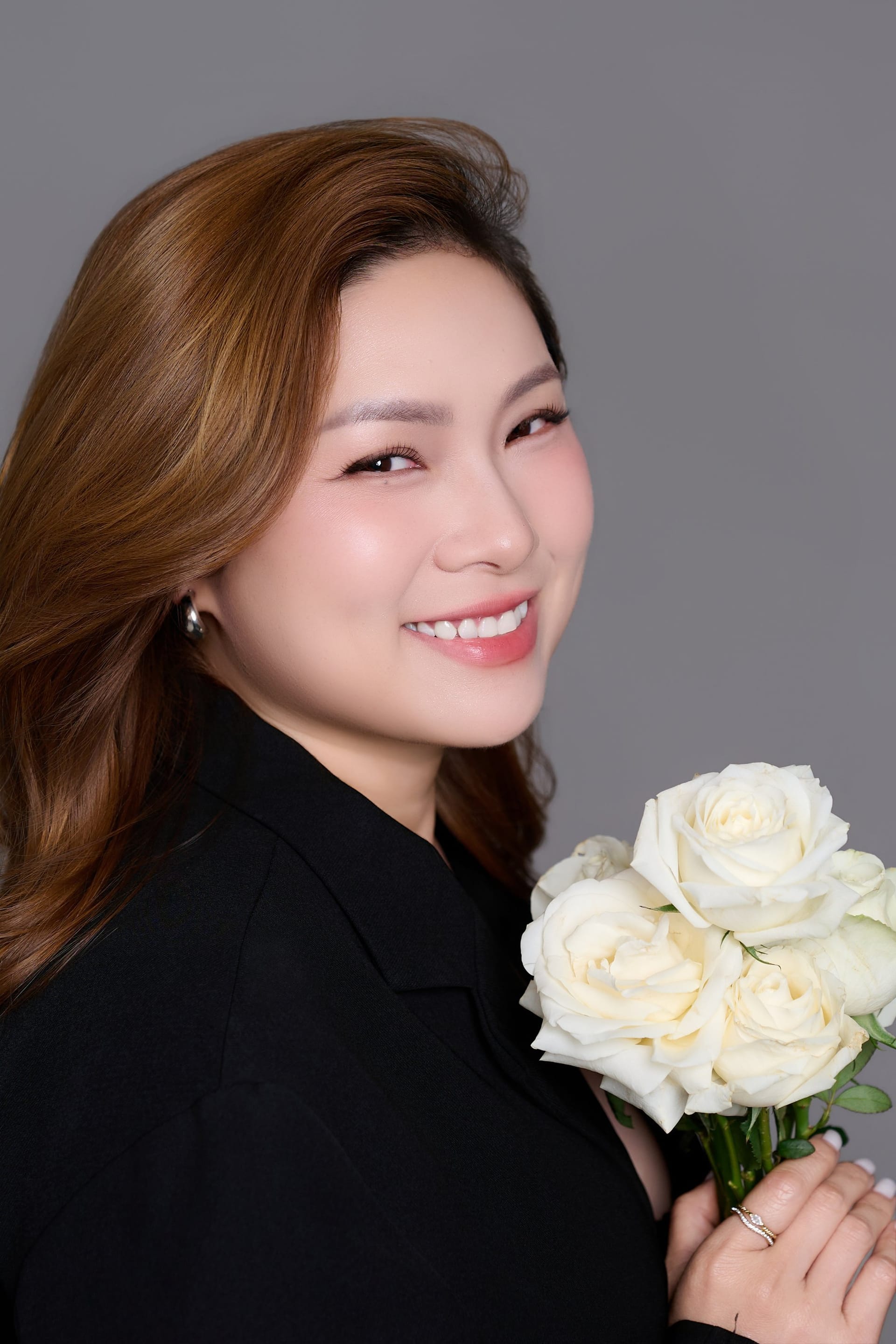 Bó hoa hồng trắng tự tay mua trên đường về — khung hình 7