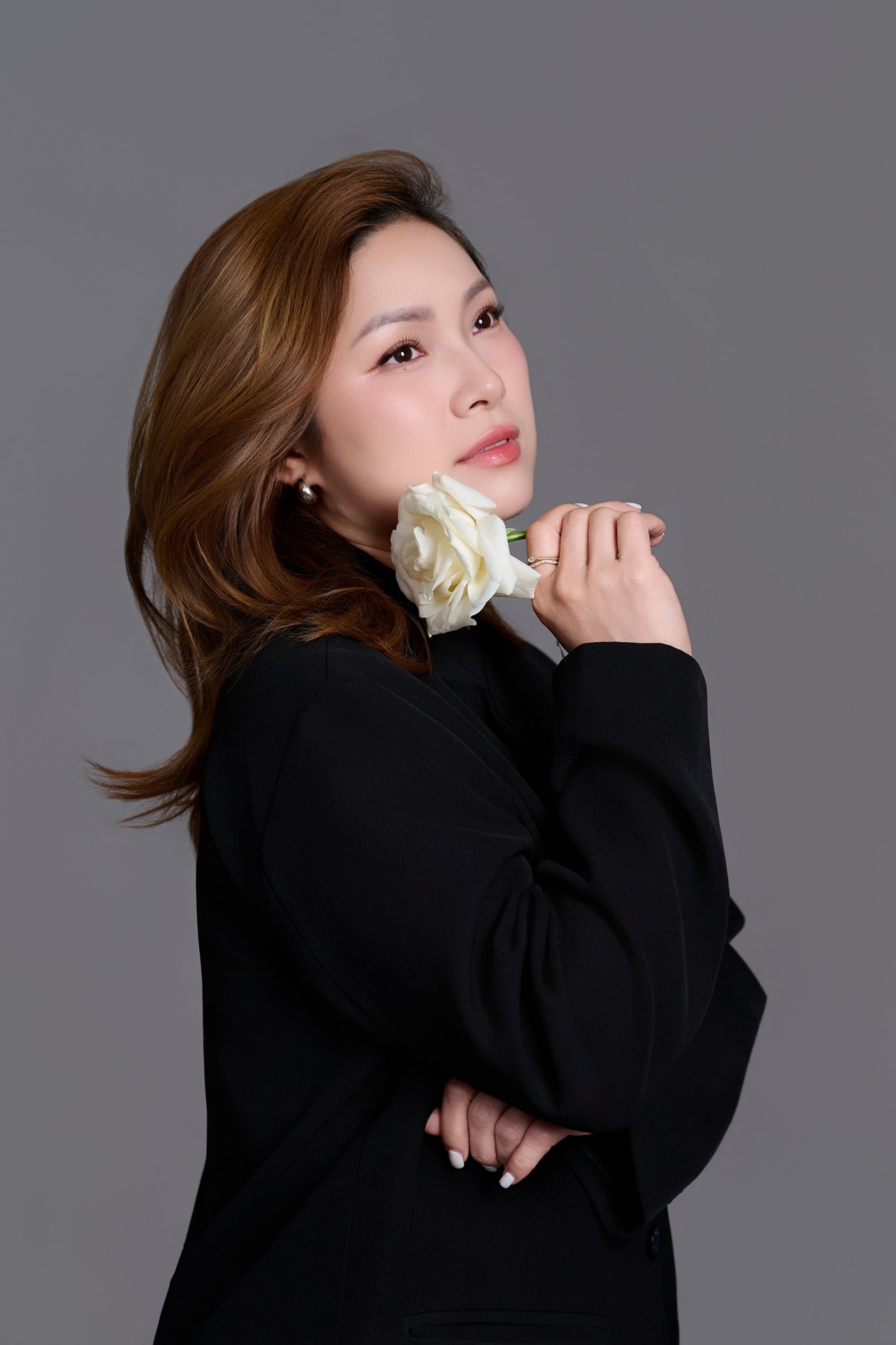 Bó hoa hồng trắng tự tay mua trên đường về — khung hình 8