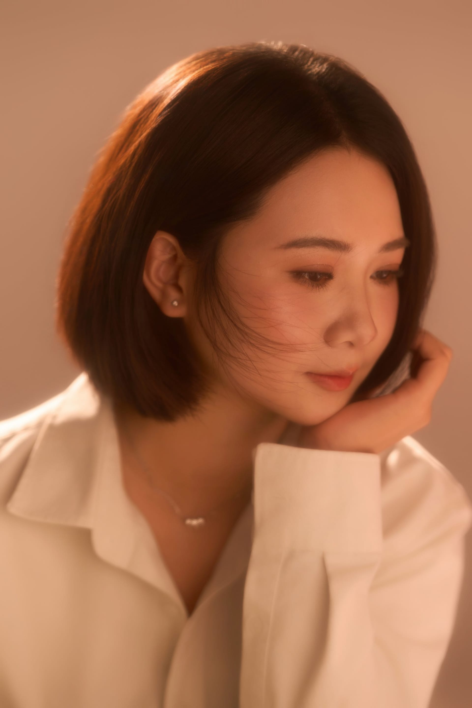 Bông hoa trắng ở một ngưỡng đời — khung hình 2