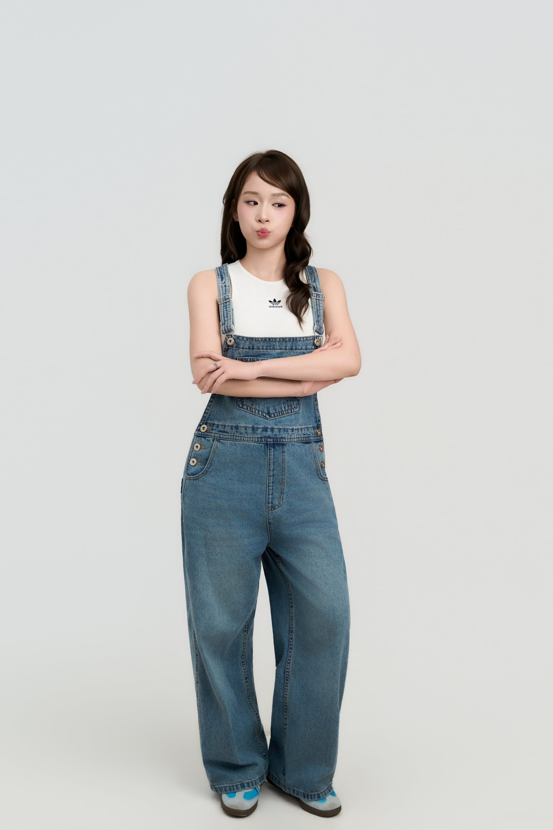 Hai màu xanh và một câu nói nhỏ — khung hình 1