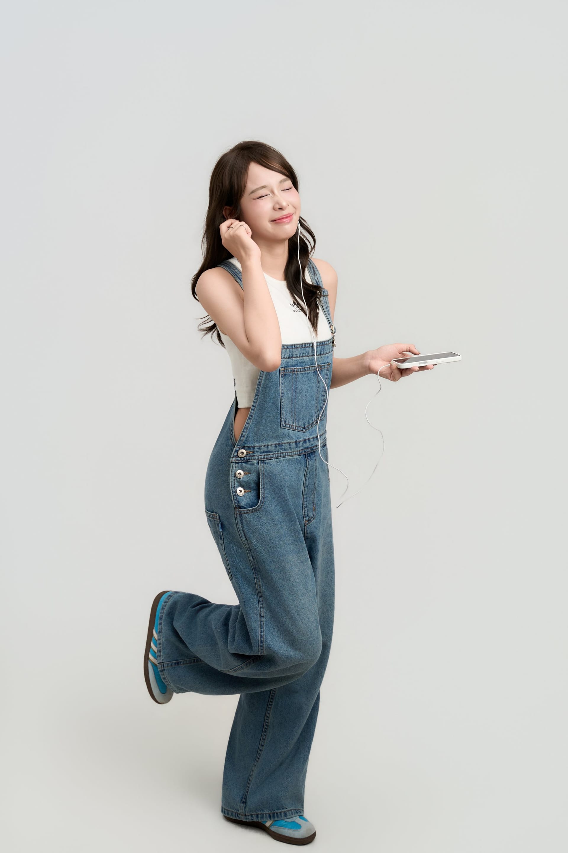 Hai màu xanh và một câu nói nhỏ — khung hình 7