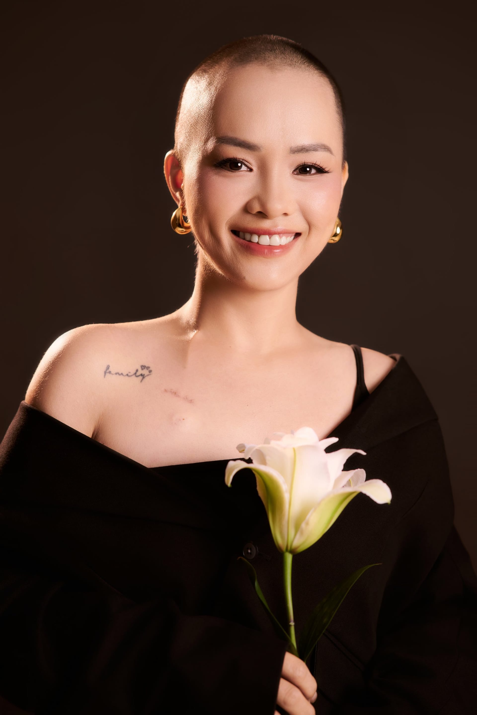 Hoa loa kèn vẫn nở — khung hình 1