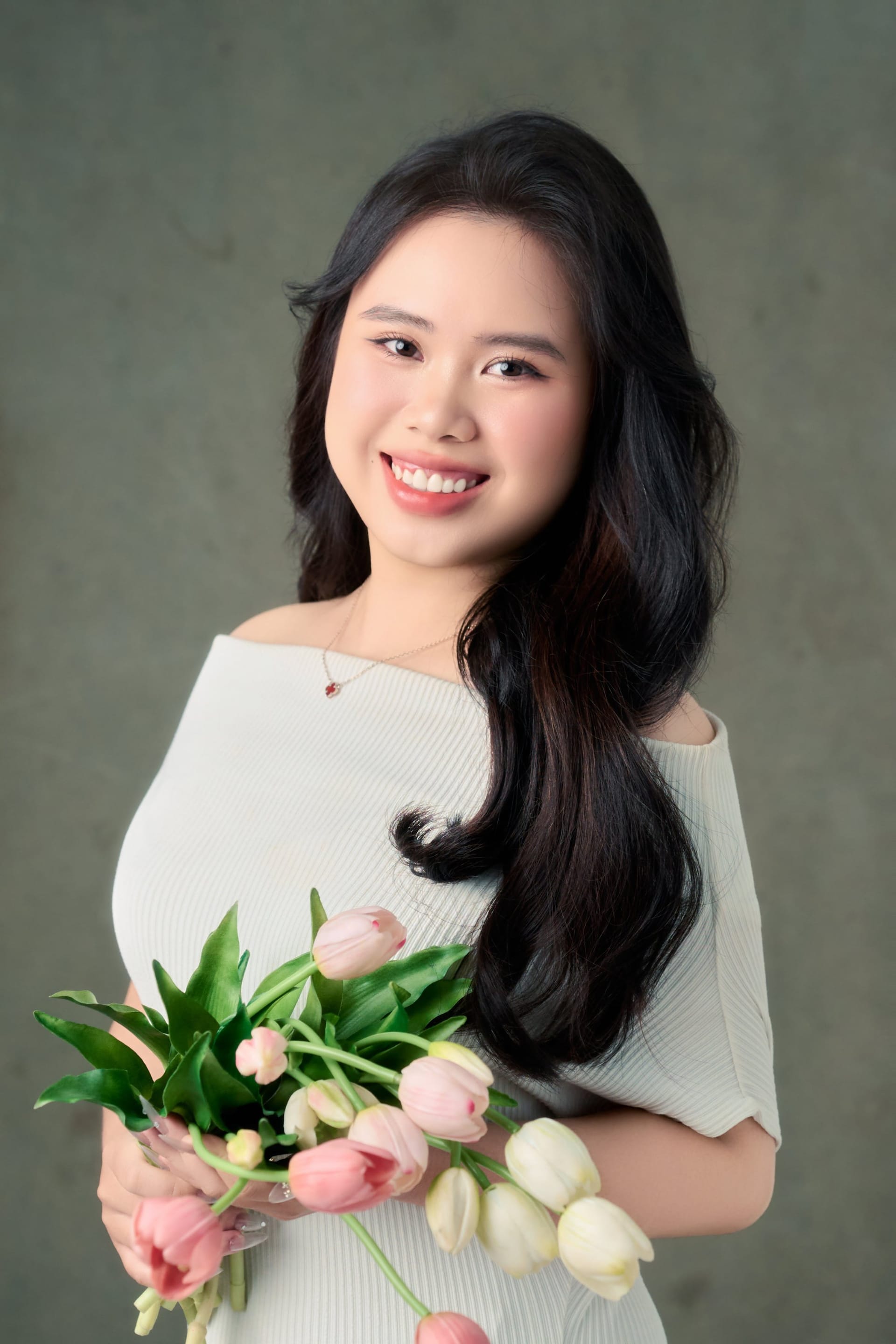Một nụ cười rất sáng — khung hình 1