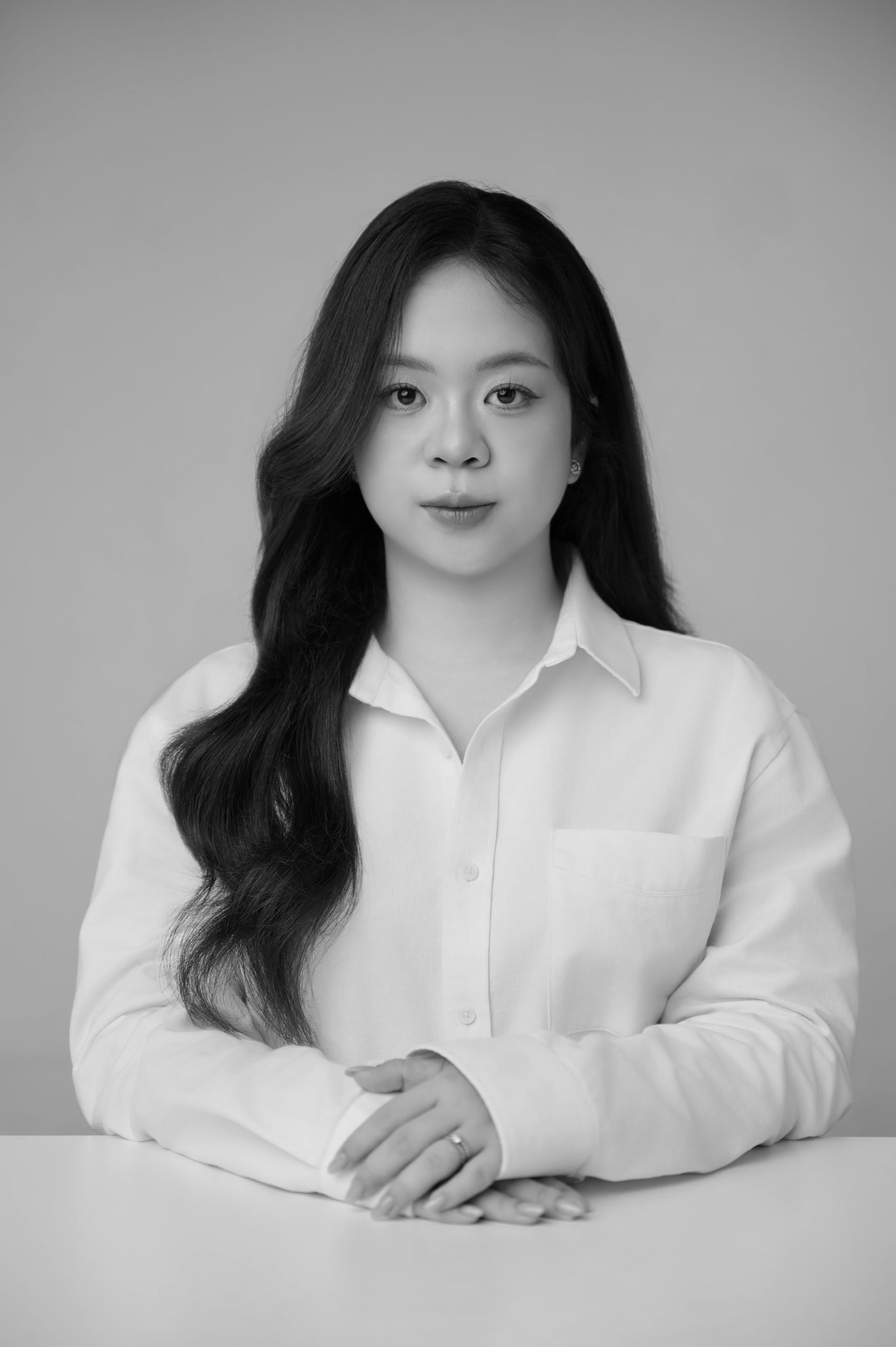 Phần sâu hơn, cô vẫn giữ — khung hình 4
