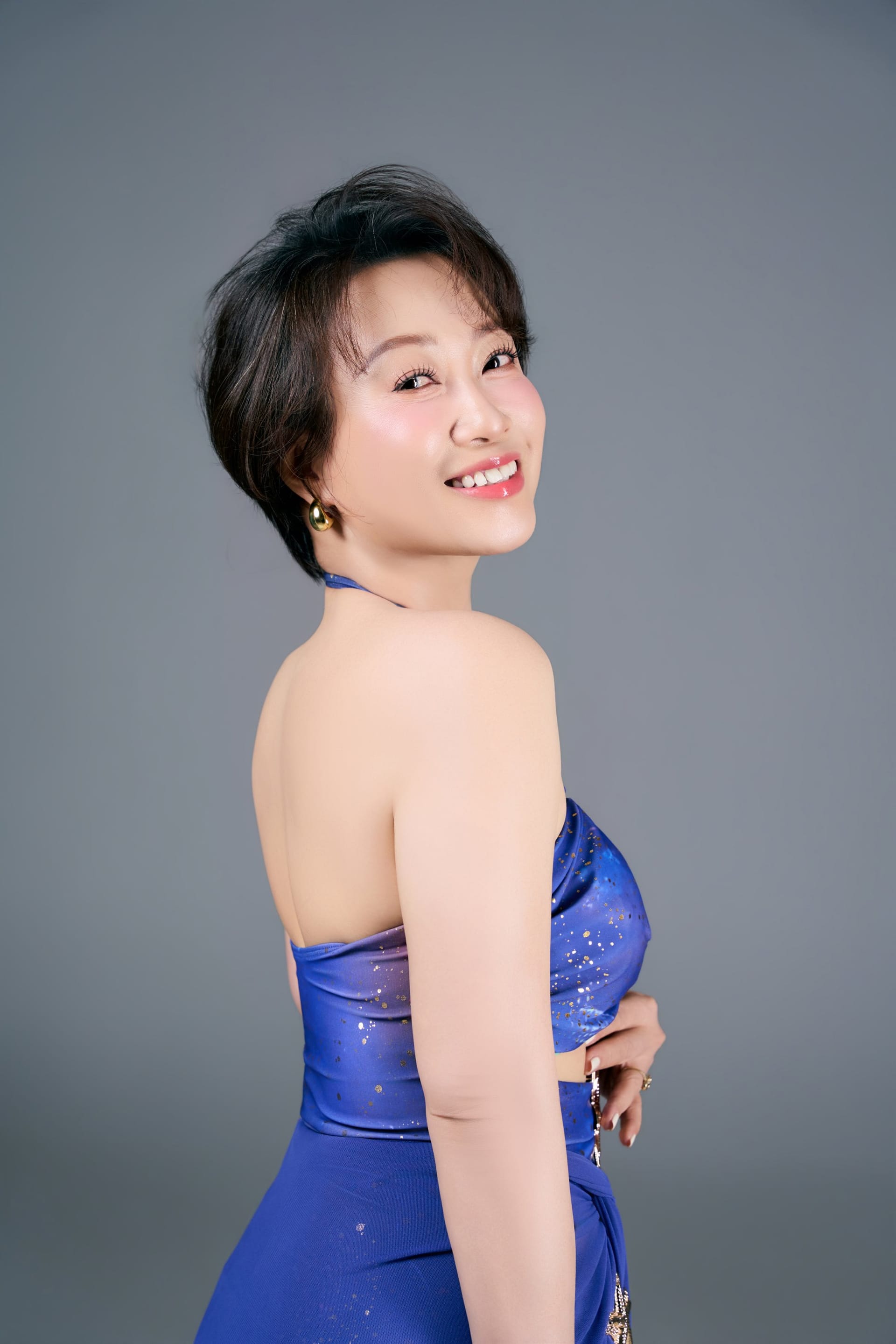Tròn nửa, vẫn còn rực rỡ — khung hình 1