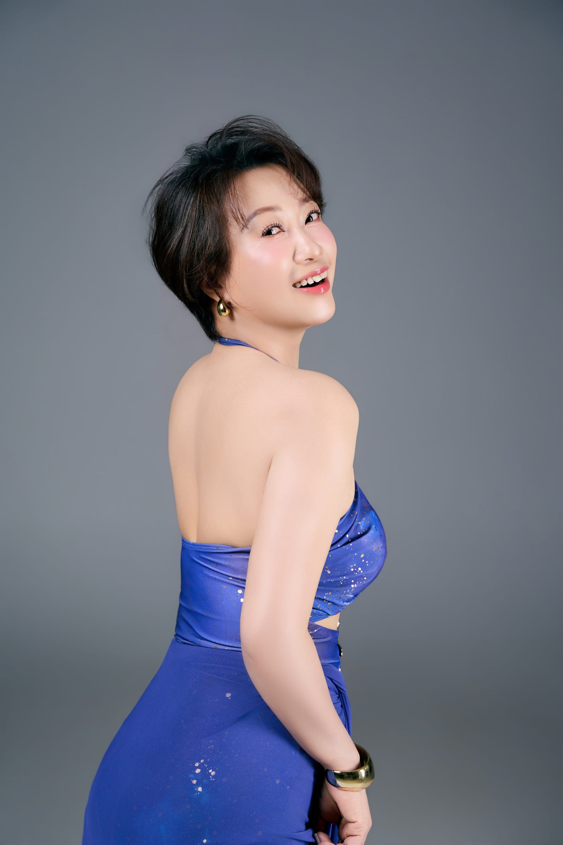 Tròn nửa, vẫn còn rực rỡ — khung hình 2