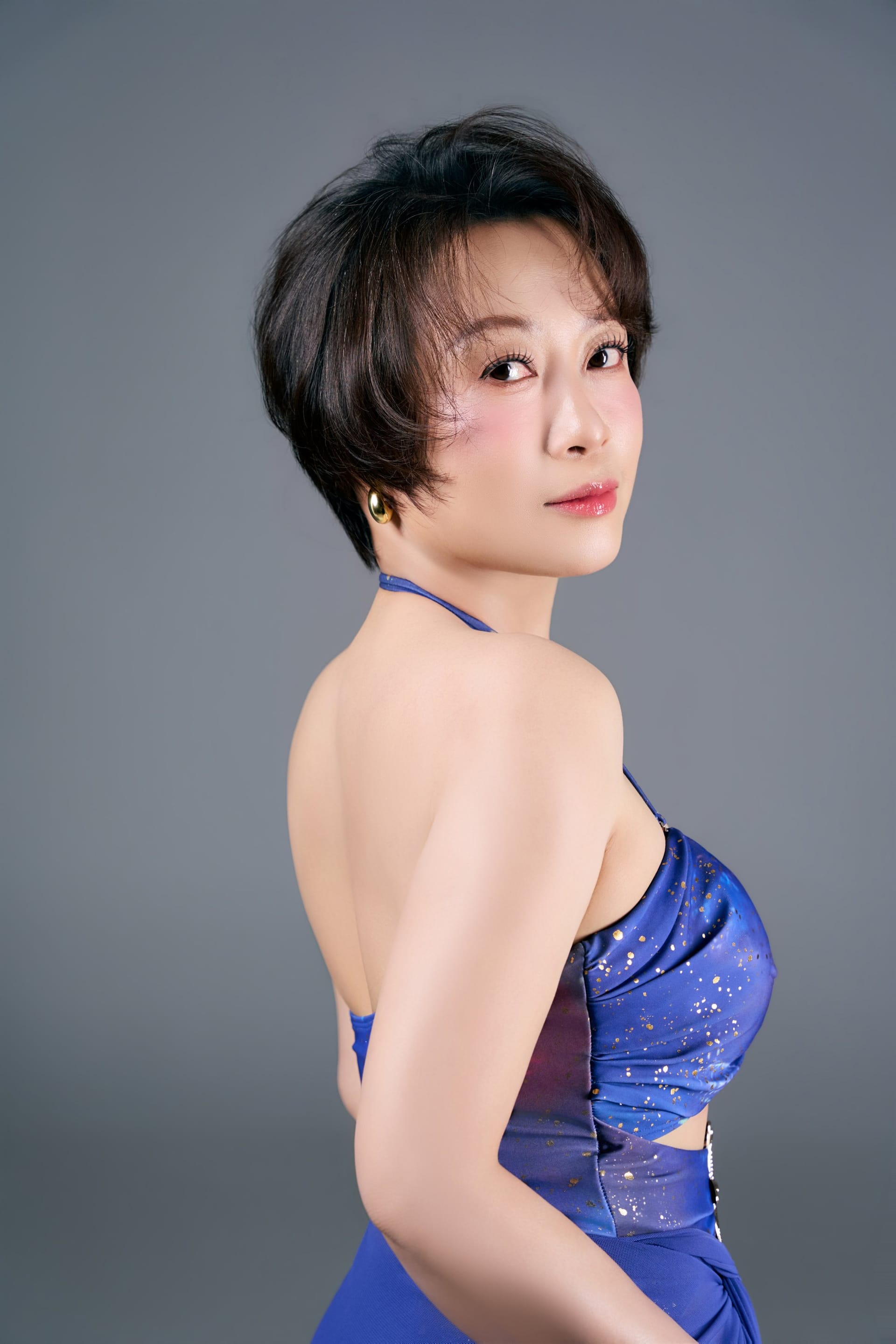 Tròn nửa, vẫn còn rực rỡ — khung hình 3