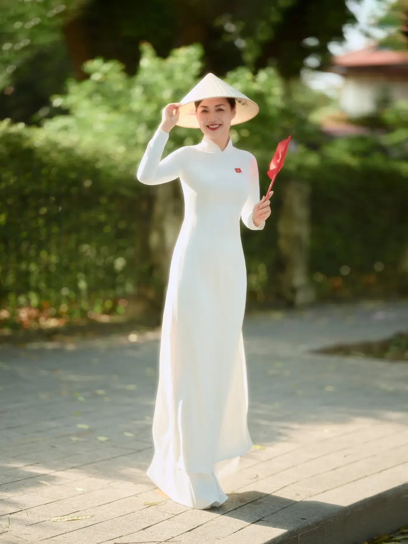 Áo dài trắng và nón lá chụp ngoại cảnh mùa thu Hà Nội