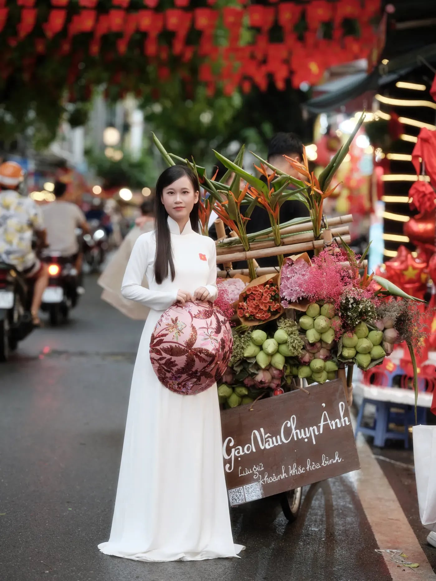 Áo dài trắng chụp ảnh trên phố Hà Nội cùng bó hoa mùa thu