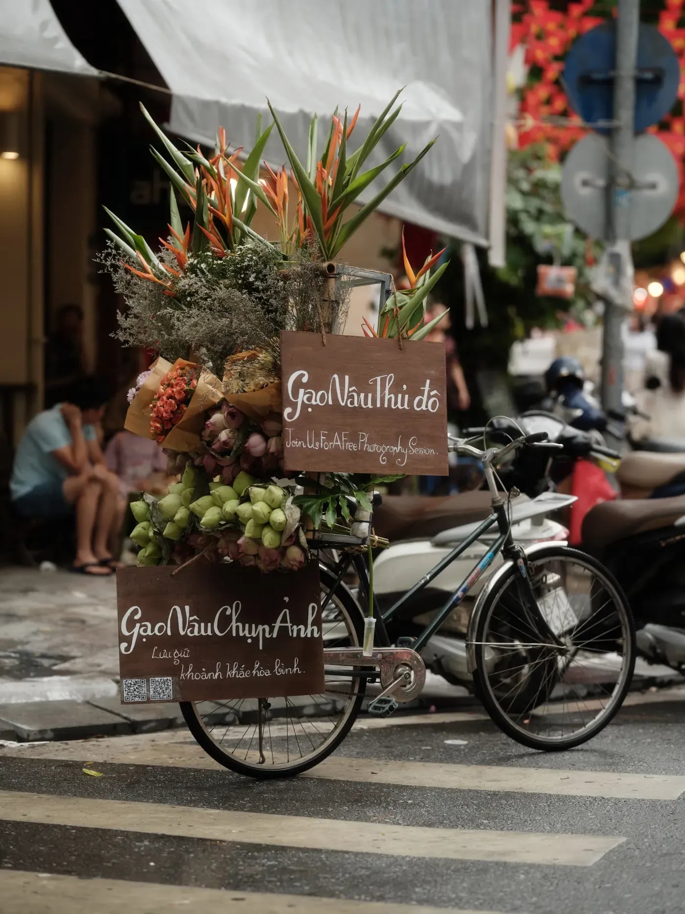 Xe hoa trên phố Hà Nội làm bối cảnh chụp ảnh mùa thu