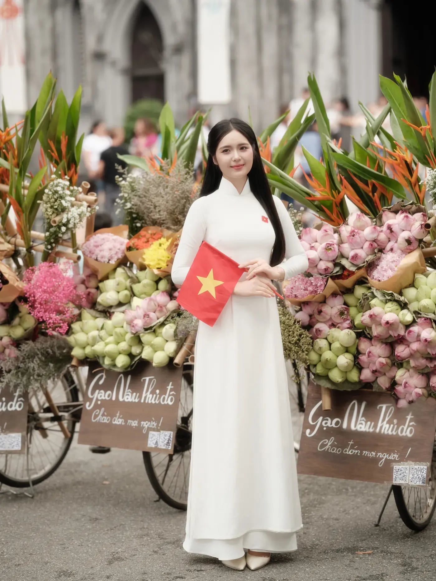 Chụp ảnh áo dài trắng cạnh xe hoa trên phố Hà Nội