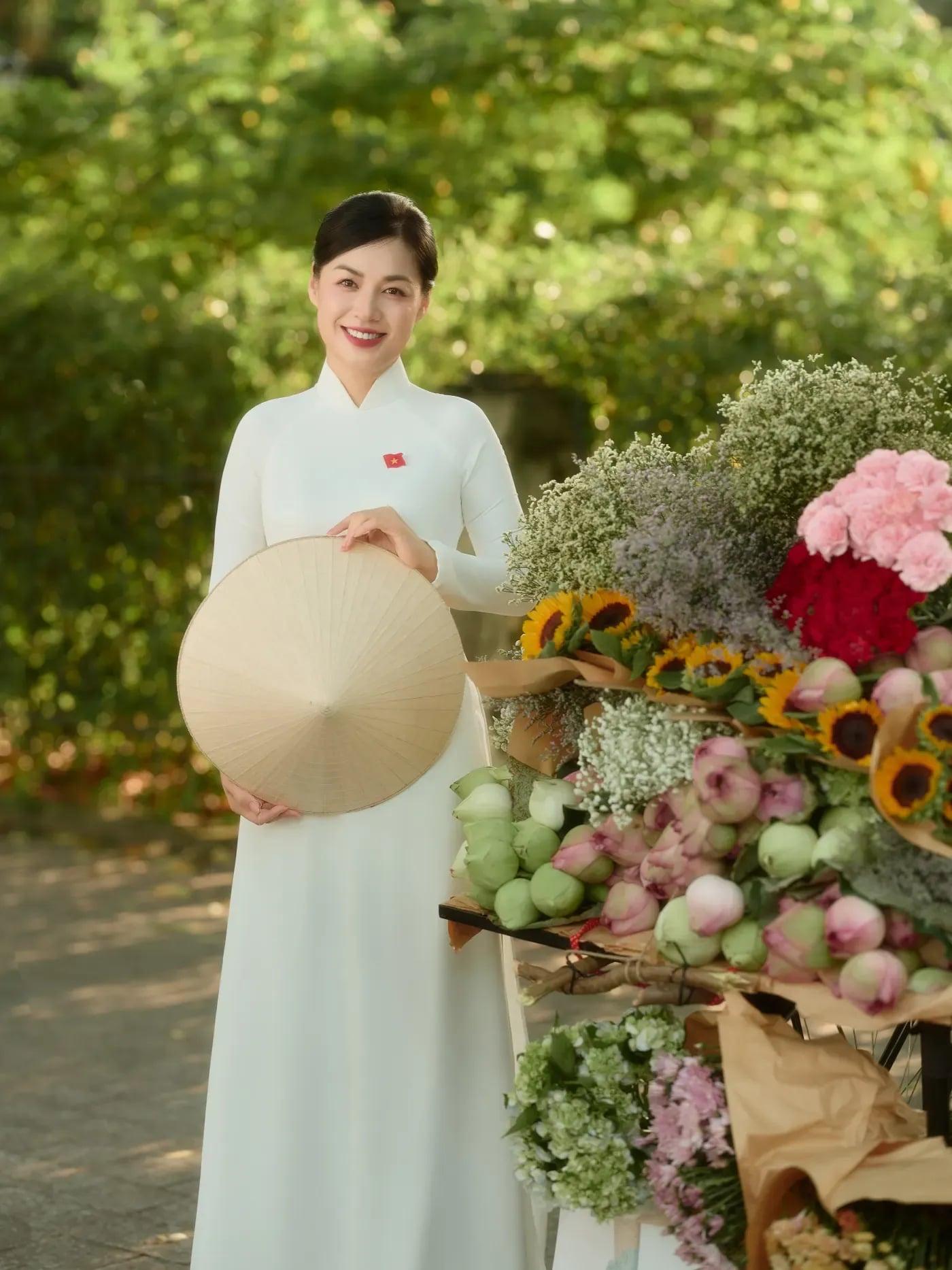 Nàng thơ áo dài trắng với nón lá cạnh xe hoa Hà Nội