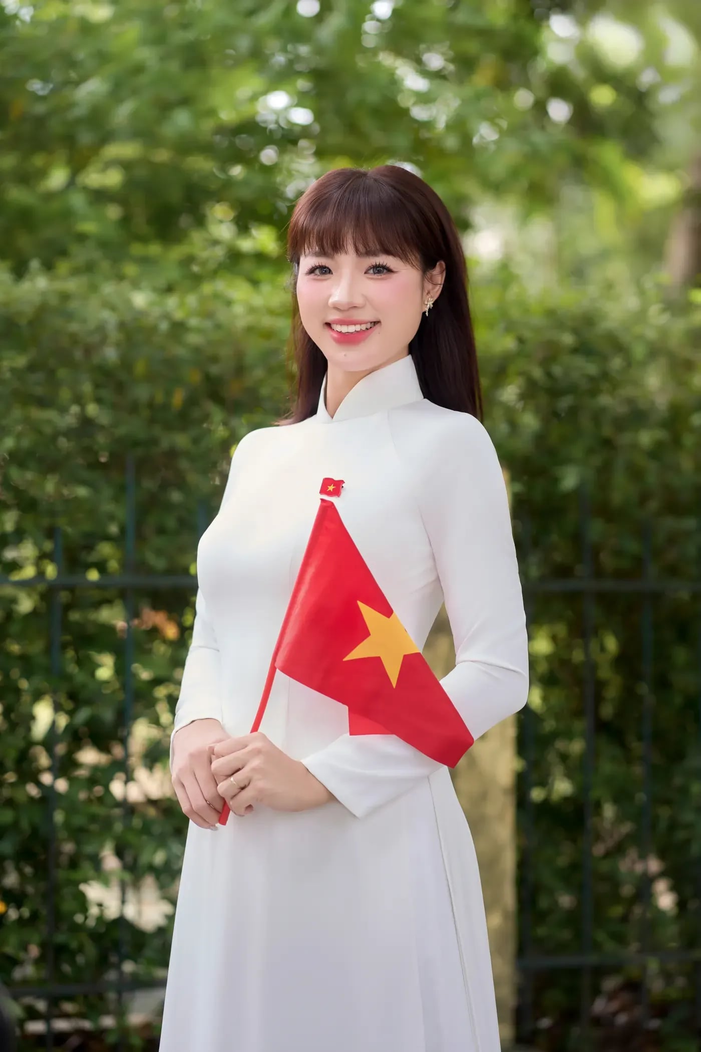 Chân dung nàng thơ áo dài đỏ cầm hoa trong concept mùa thu