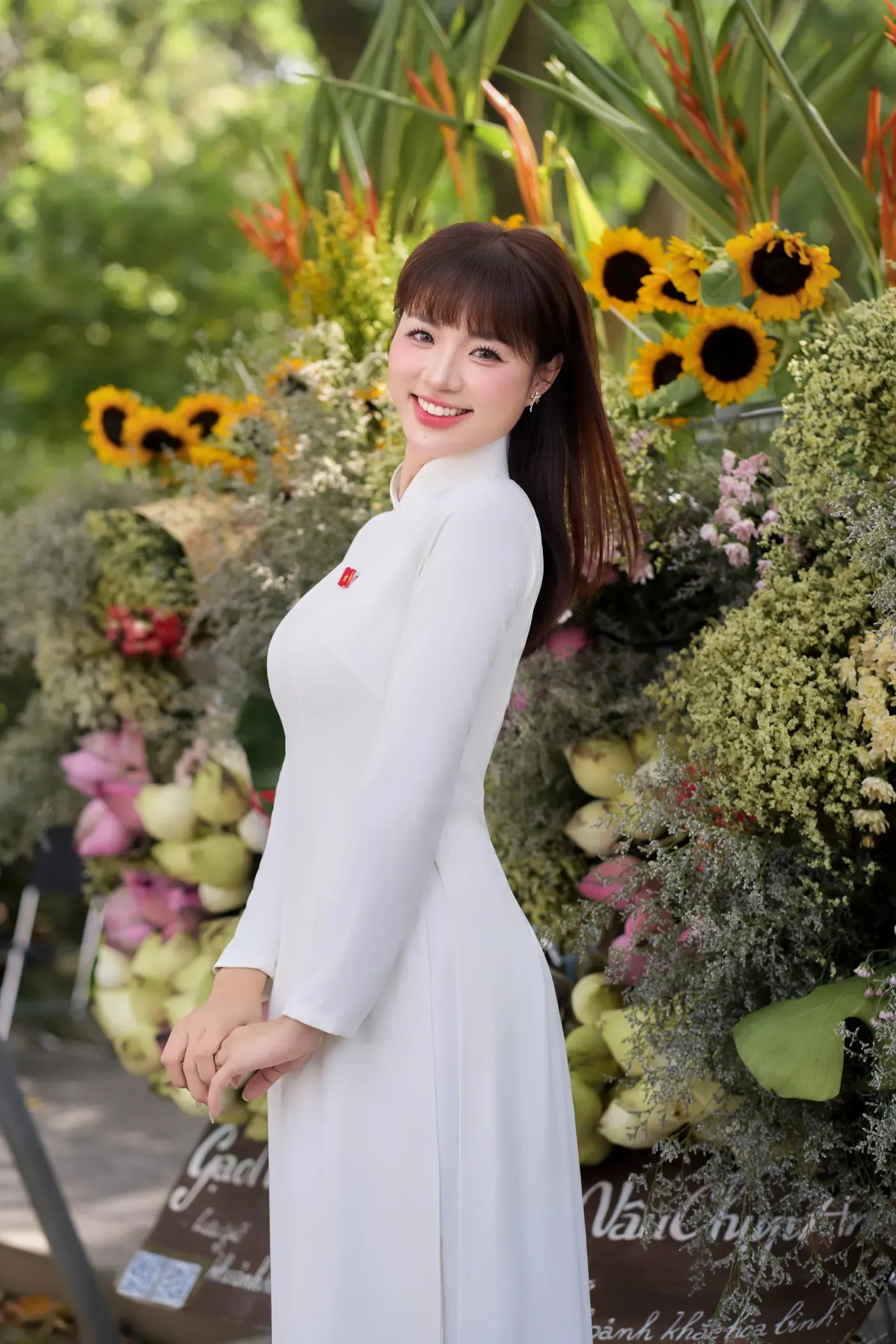 Ảnh nàng thơ áo dài trắng với hoa hướng dương mùa thu Hà Nội