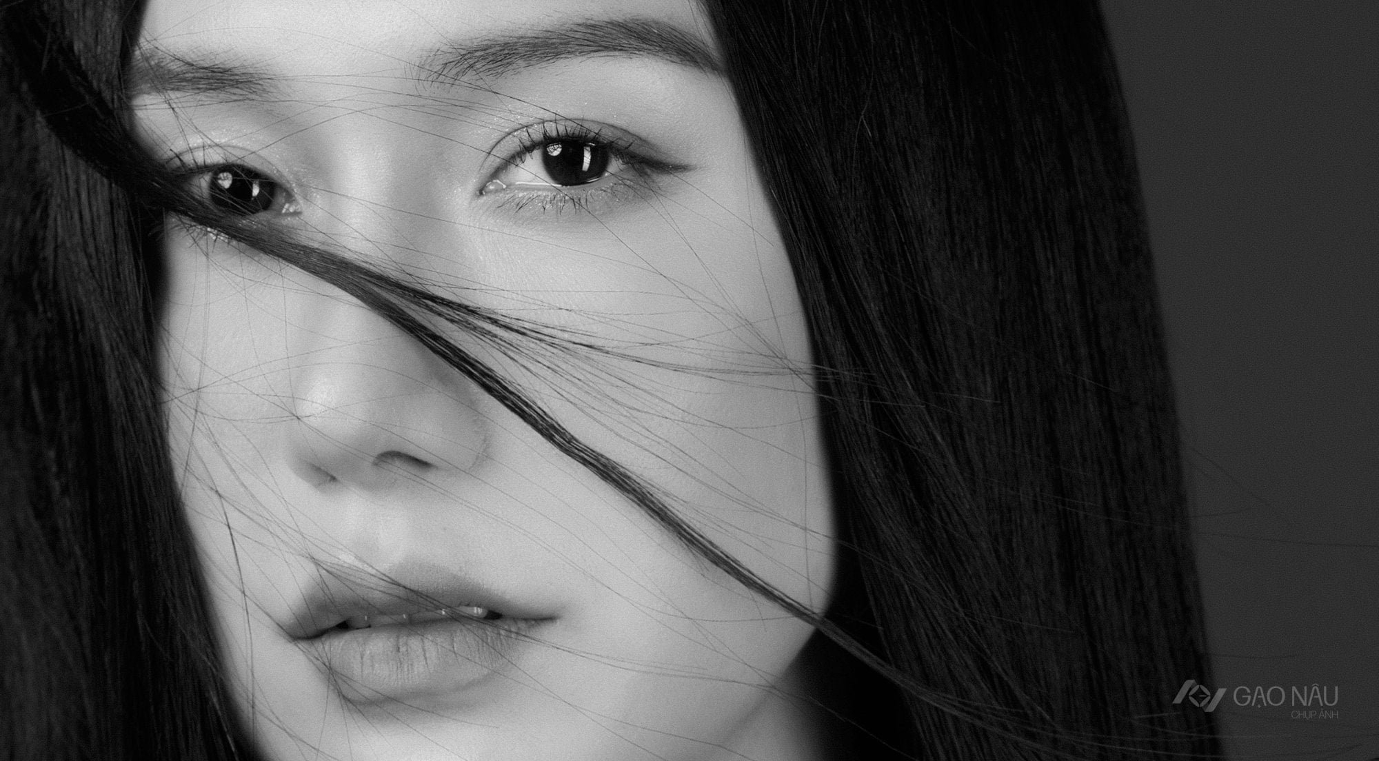 Chụp chân dung đen trắng: Concept signature tại Gạo Nâu Studio — ảnh 2