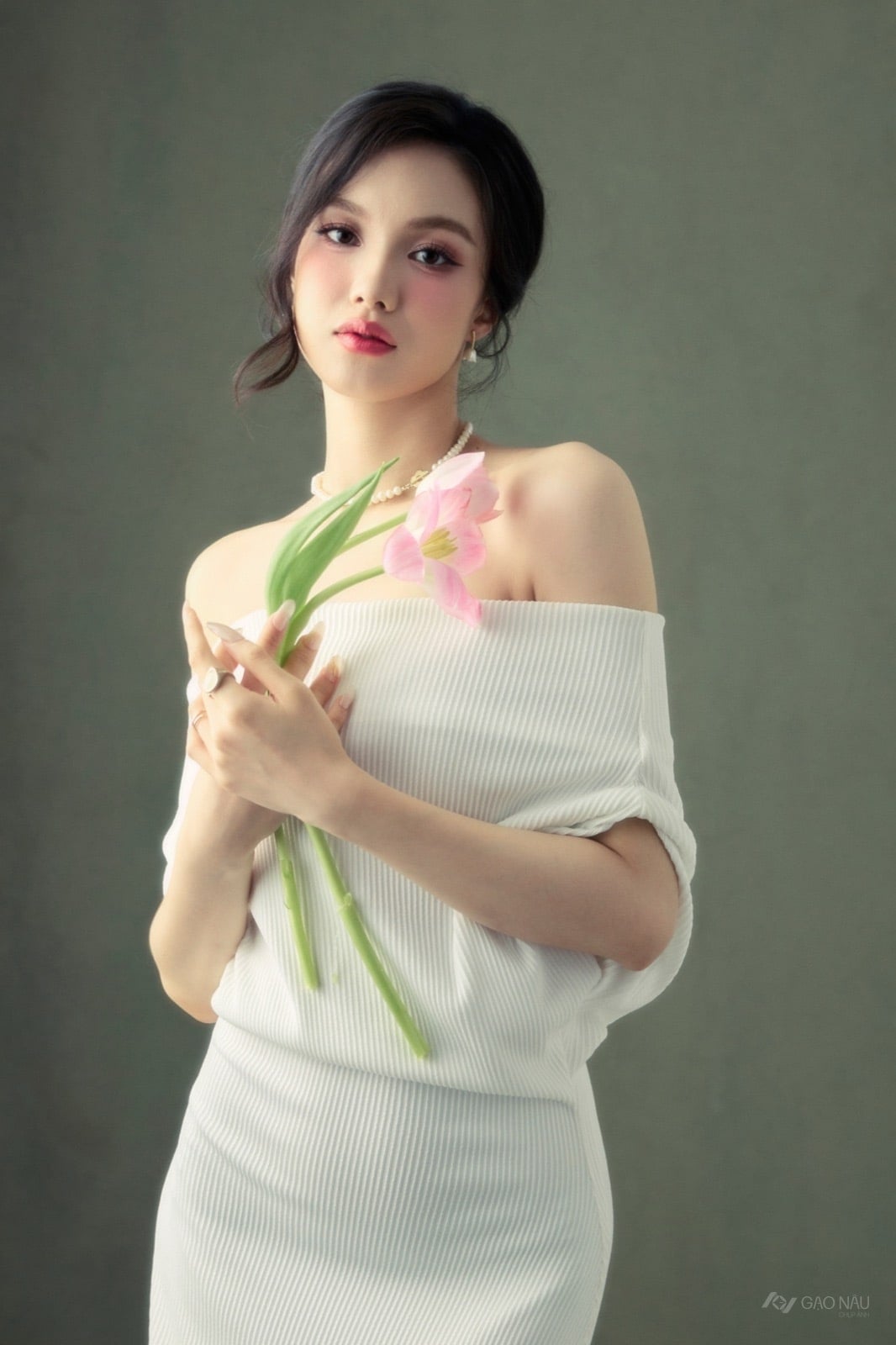 Cá nhân Tulip Rose — 포트레이트 (góc 28)