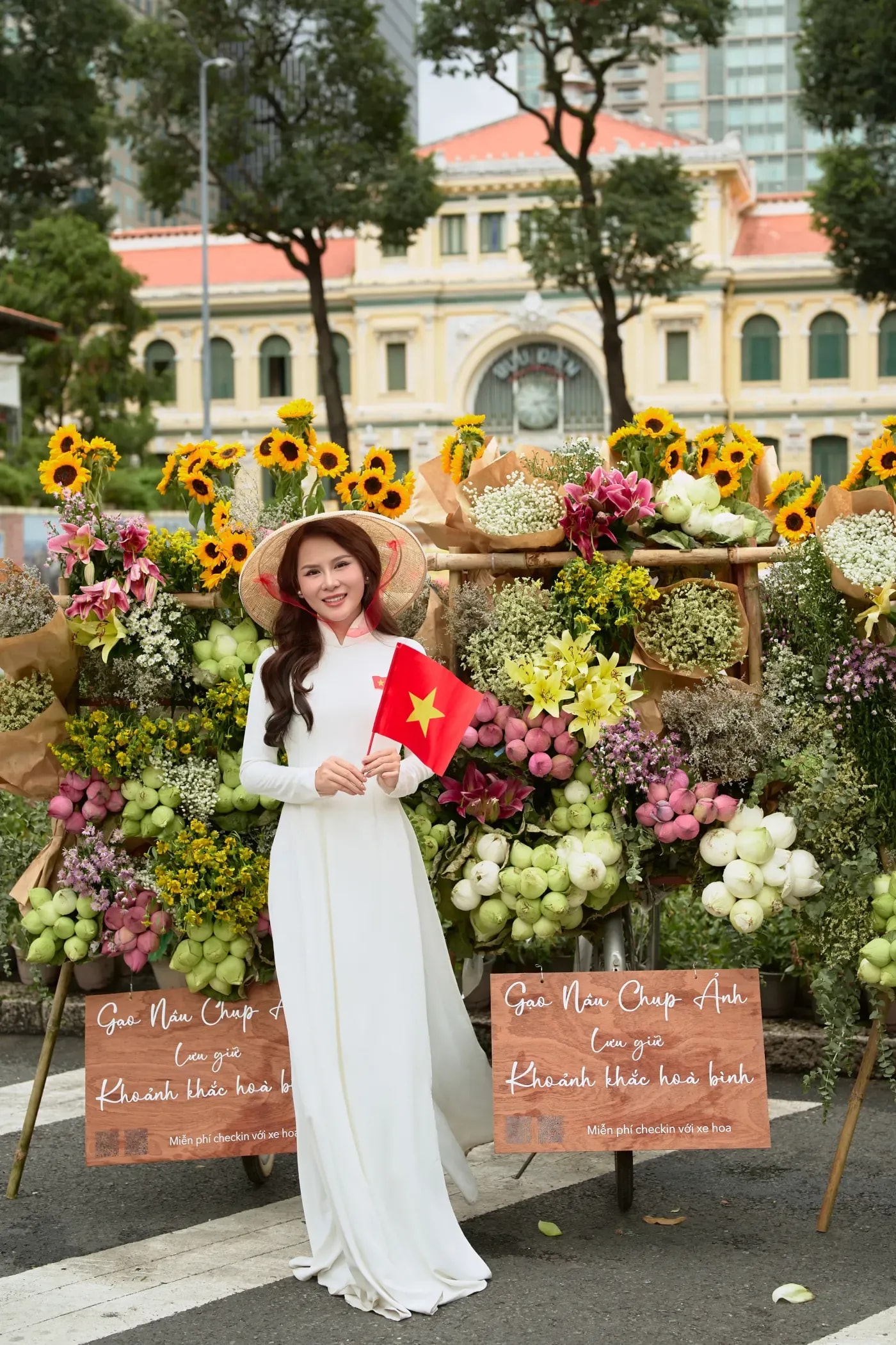 Nữ sinh áo dài trắng chụp ảnh cùng xe hoa mùa thu Hà Nội